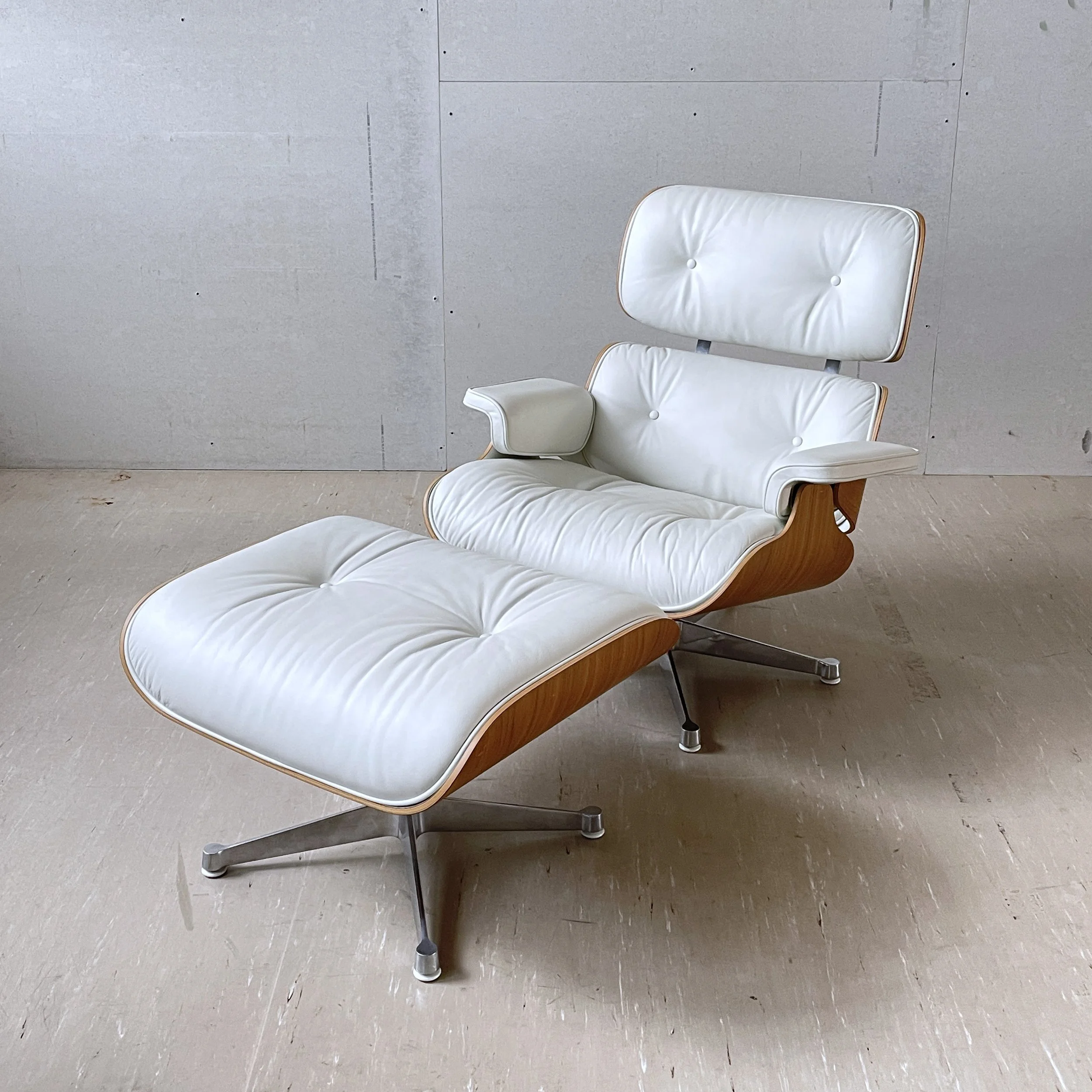Eames Lounge Chair weiss.5.JPG