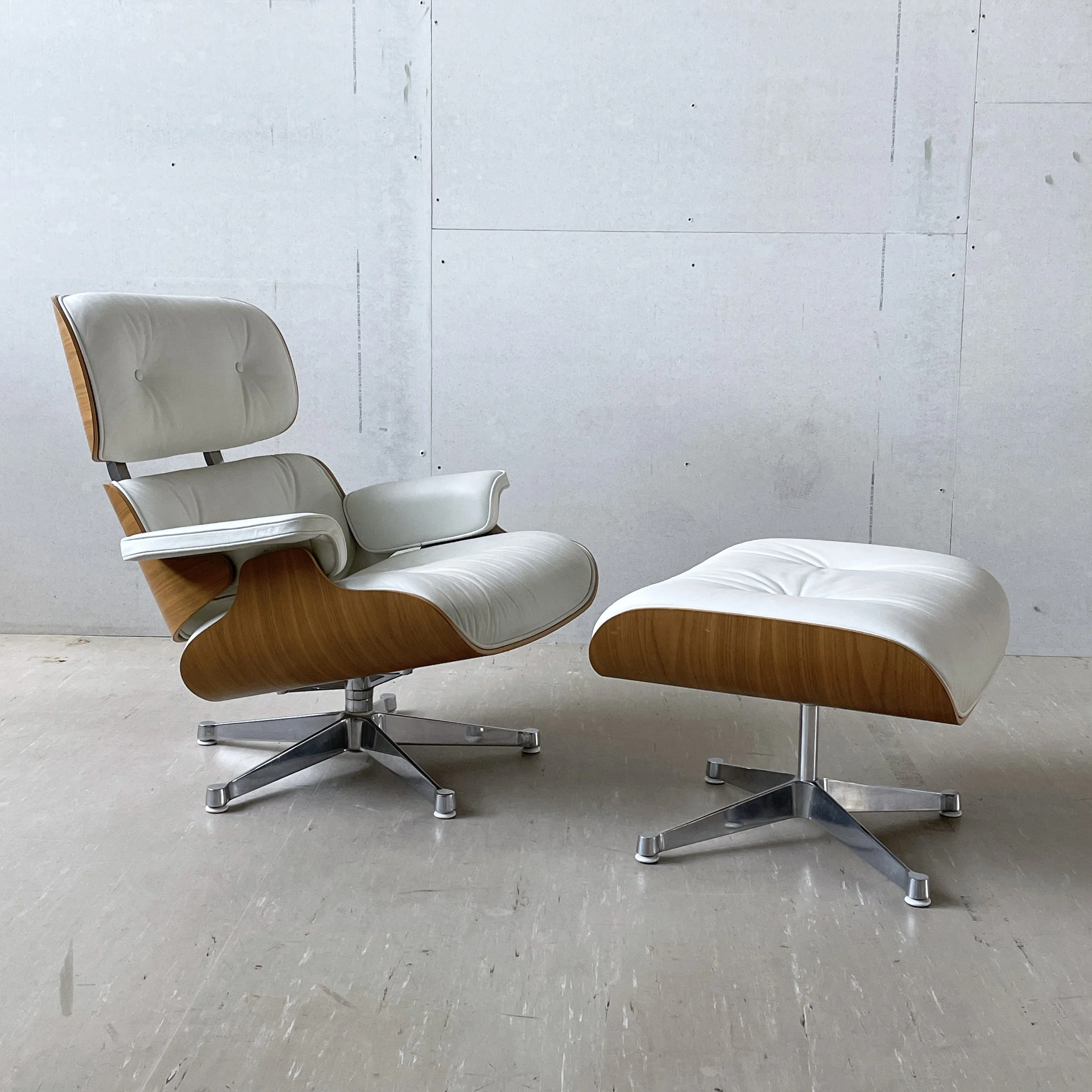 Eames Lounge Chair weiss.10.JPG