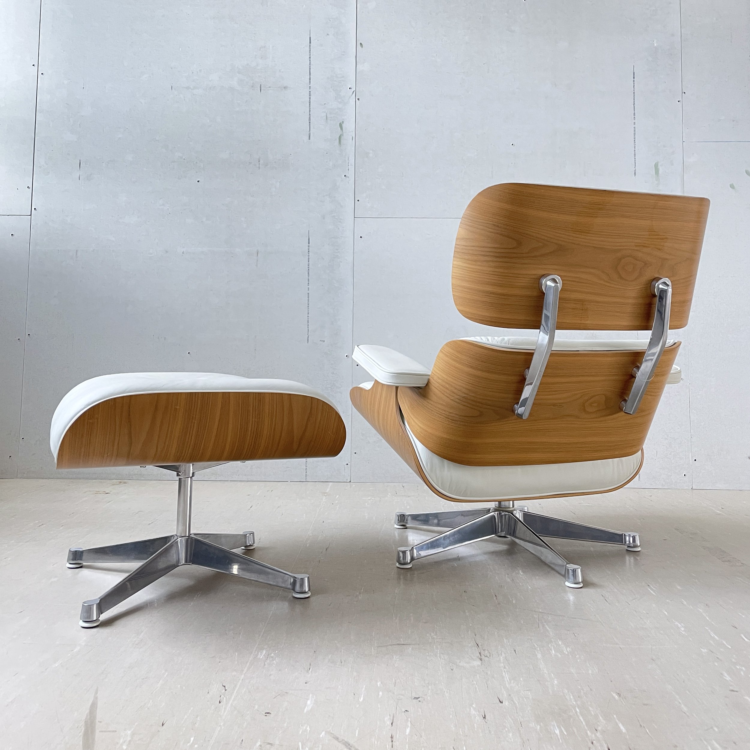 Eames Lounge Chair weiss.8.JPG