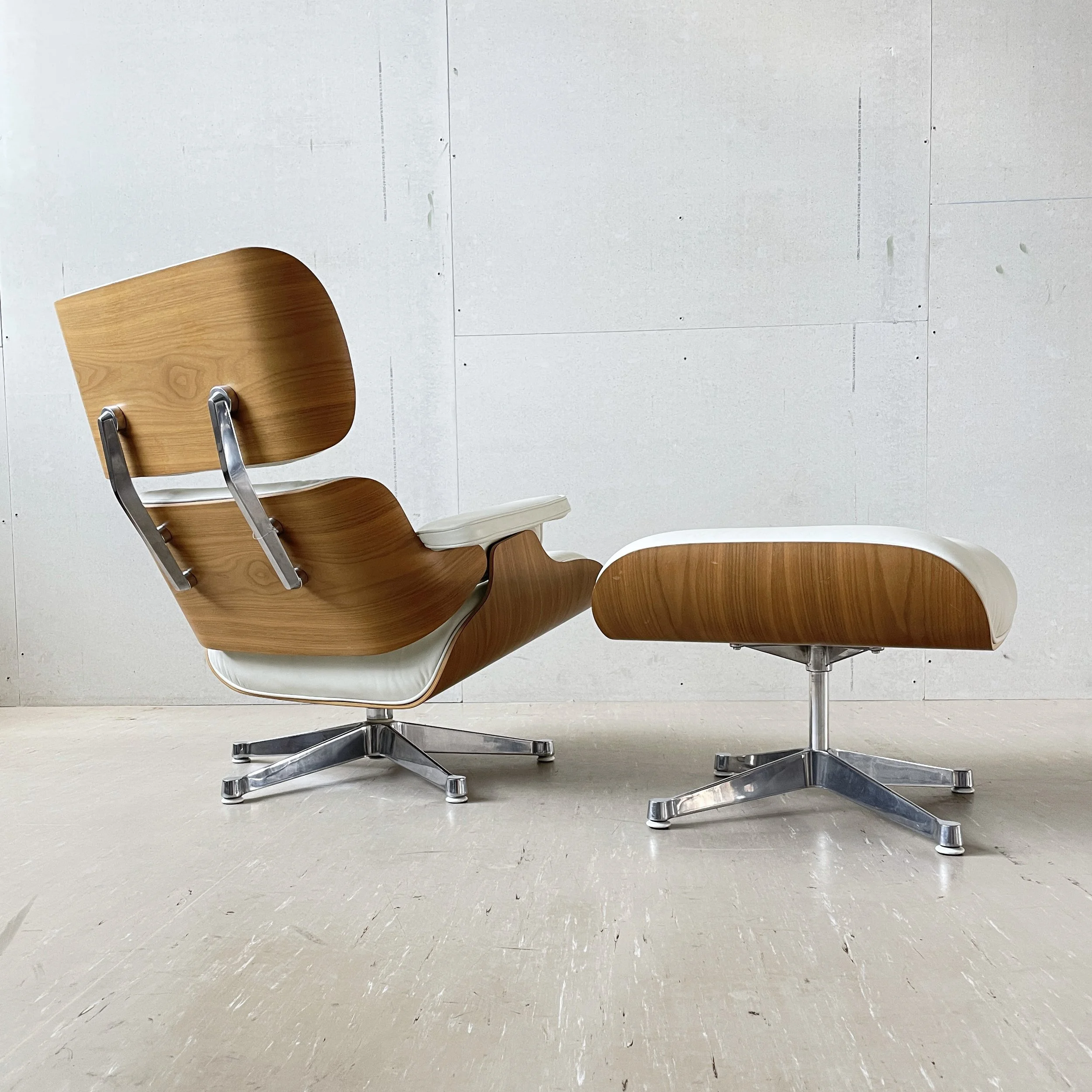 Eames Lounge Chair weiss.15.JPG