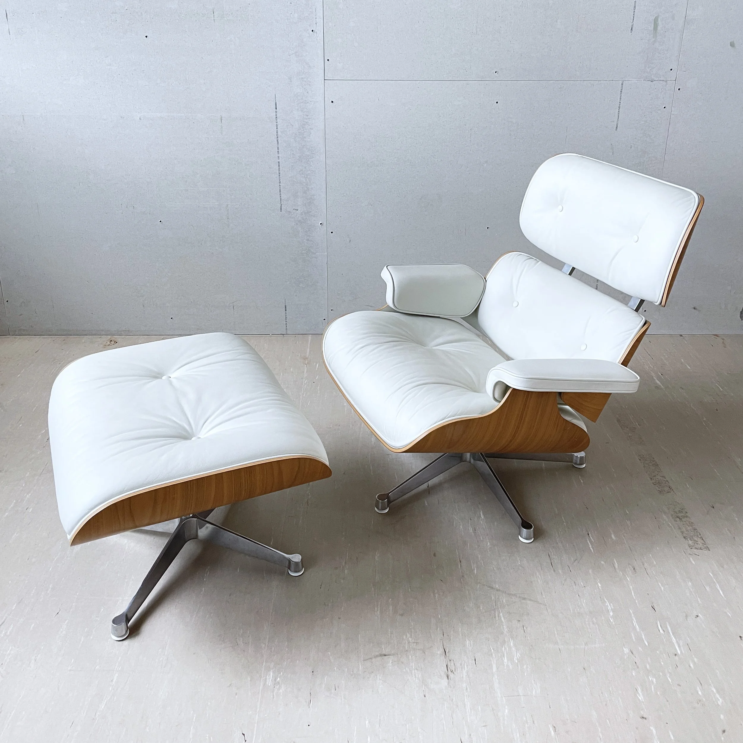 Eames Lounge Chair weiss.14.JPG