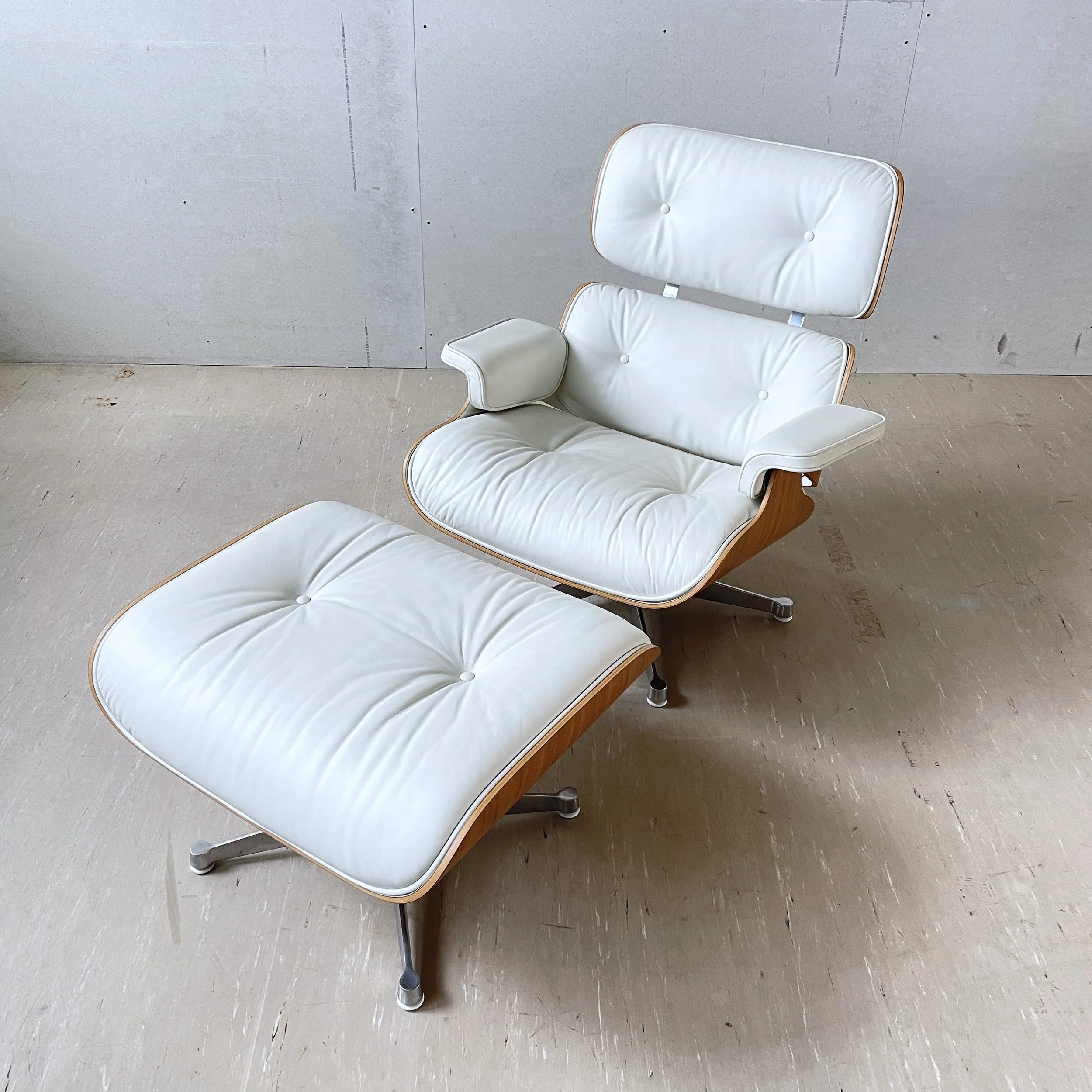 Eames Lounge Chair weiss.4.JPG