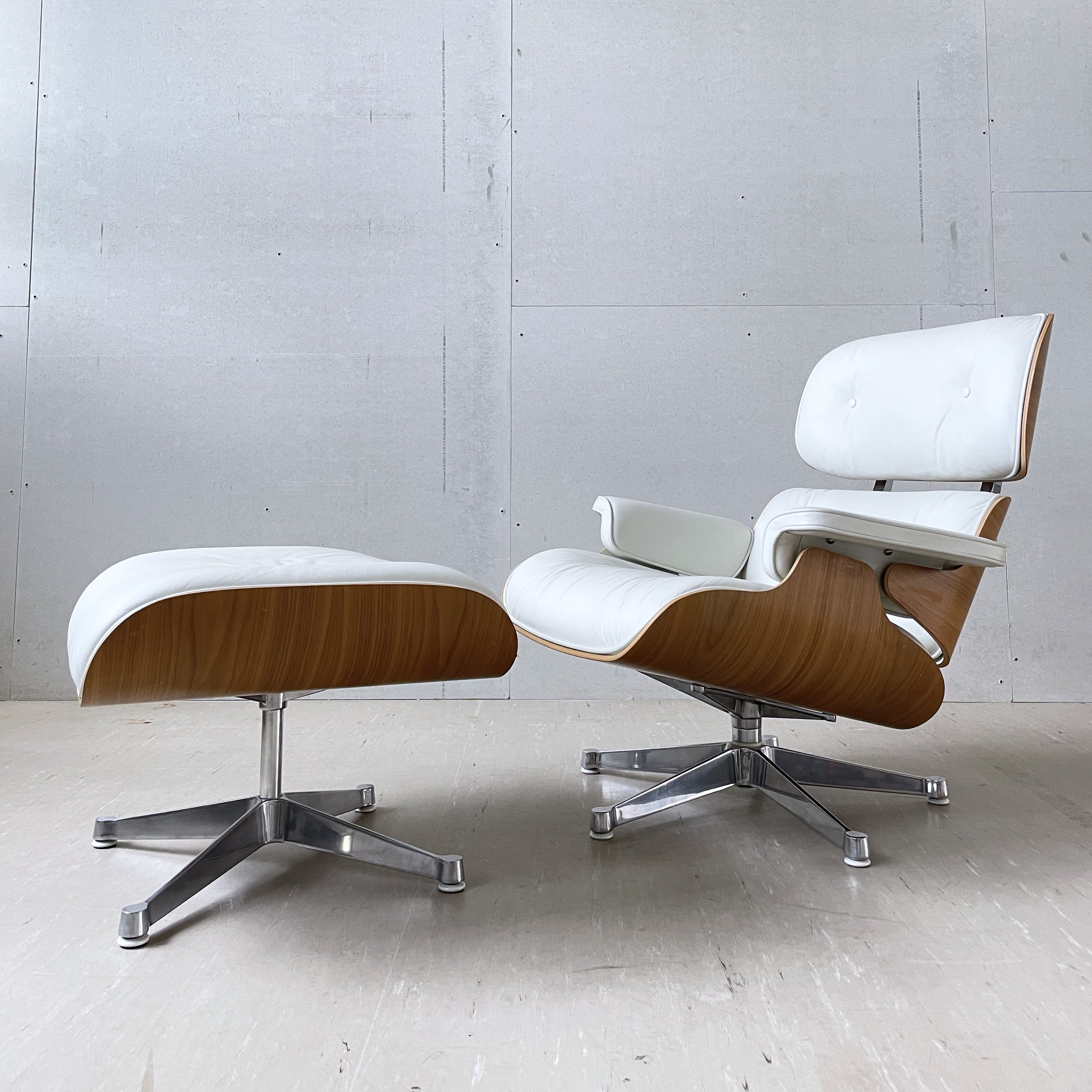 Eames Lounge Chair weiss.13.JPG