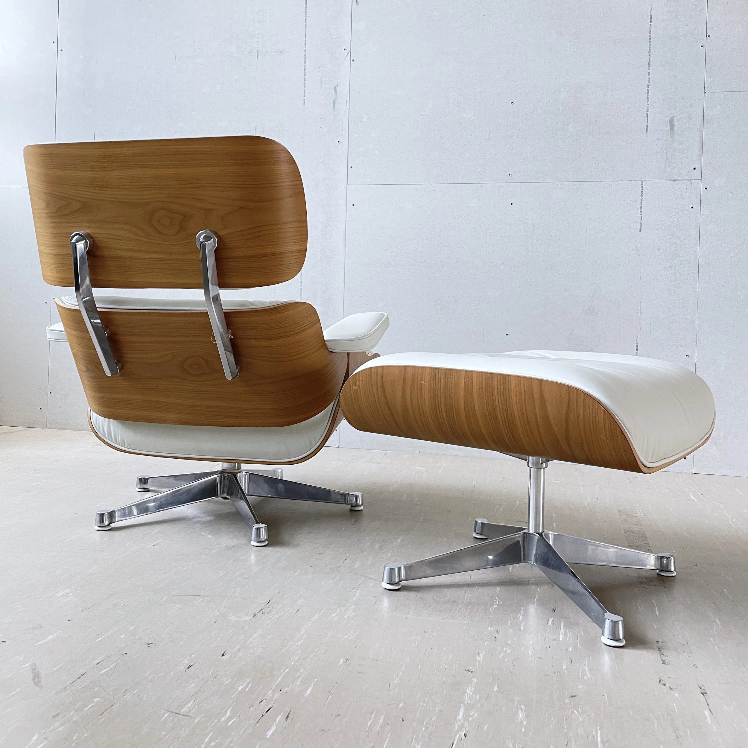 Eames Lounge Chair weiss.9.JPG