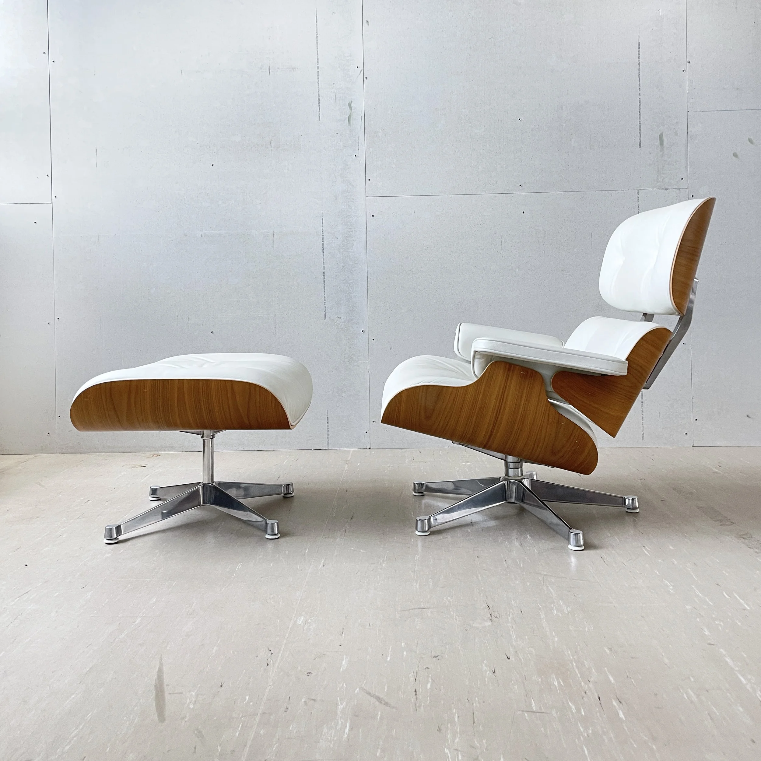 Eames Lounge Chair weiss.1.JPG