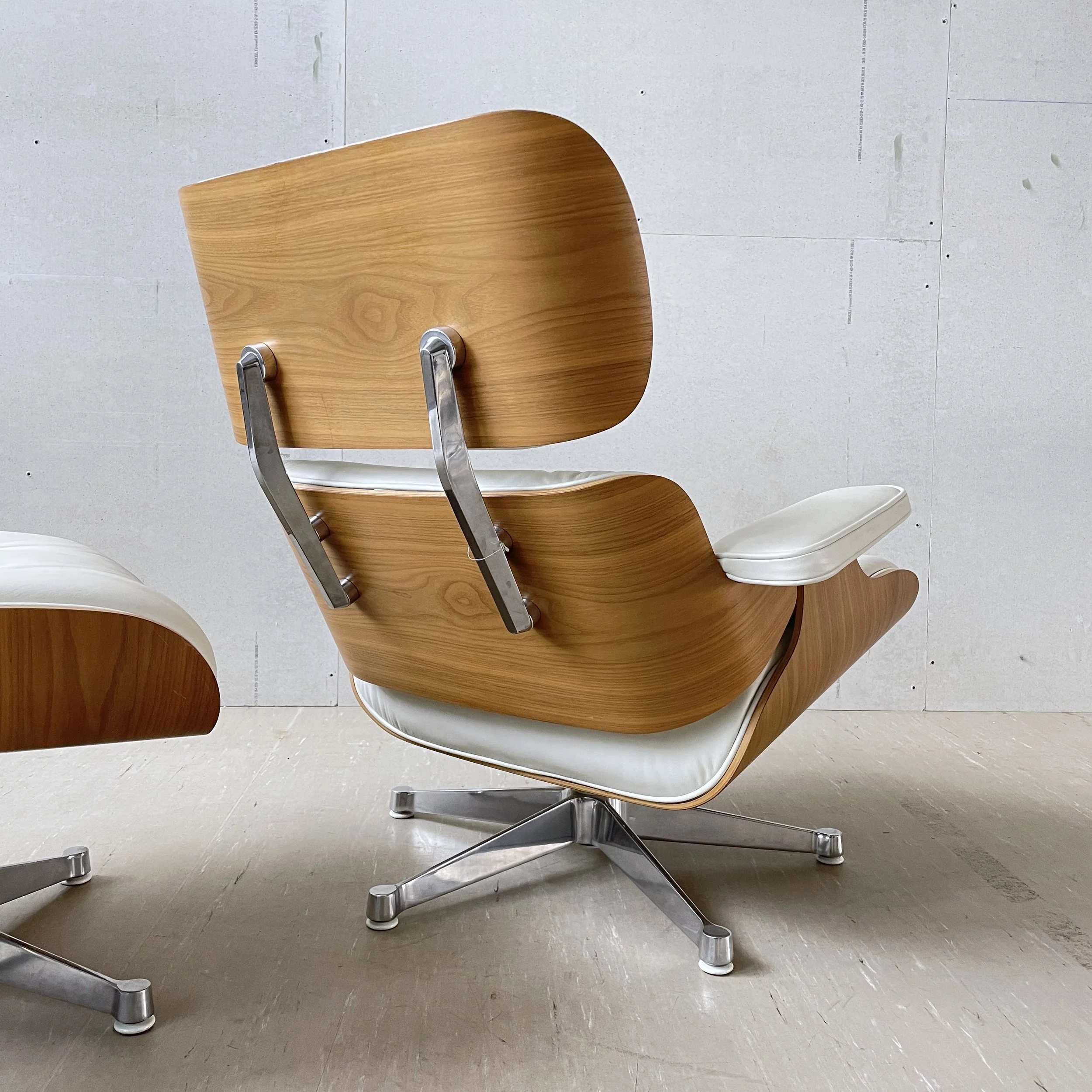 Eames Lounge Chair weiss.6.JPG