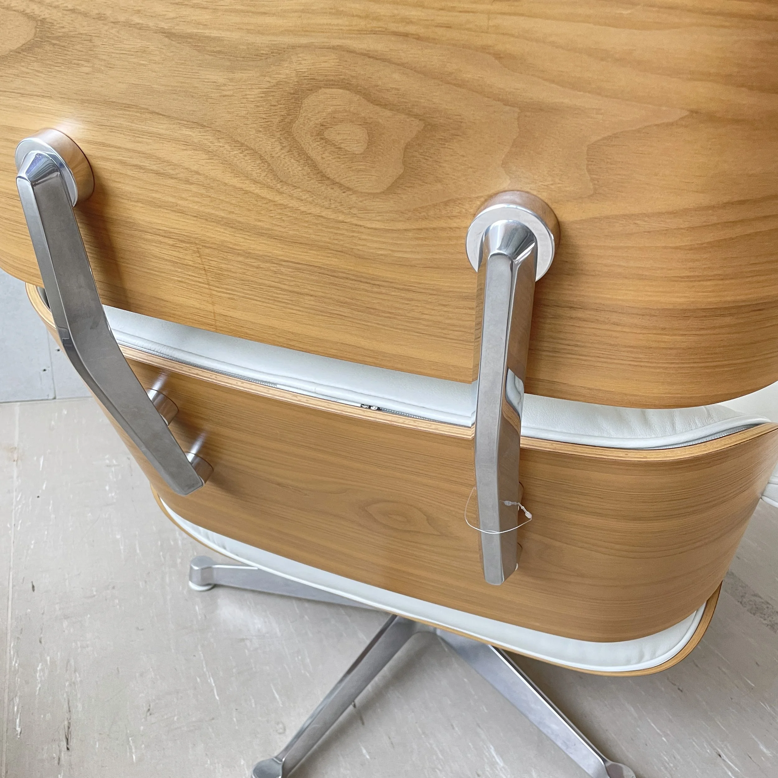 Eames Lounge Chair weiss.7.JPG