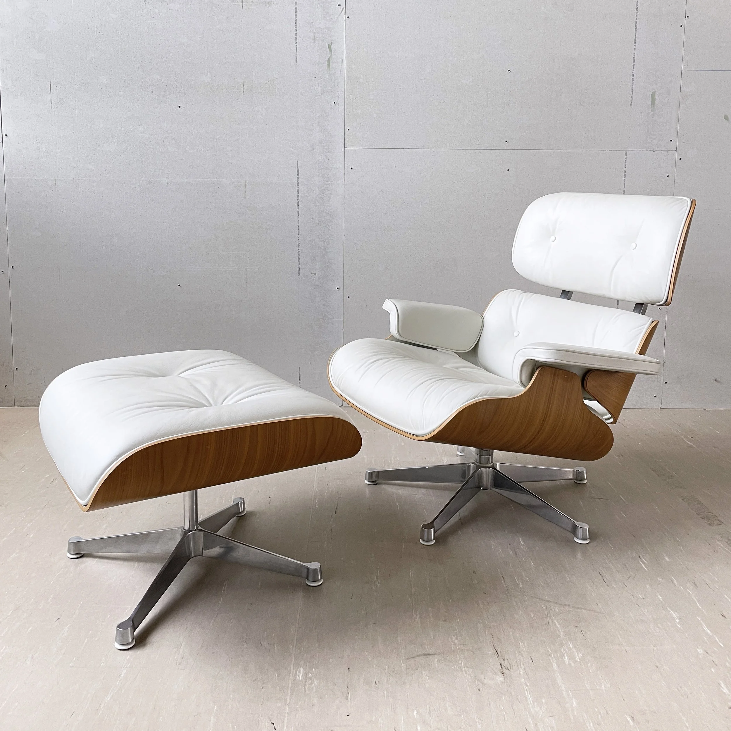 Eames Lounge Chair weiss.12.JPG