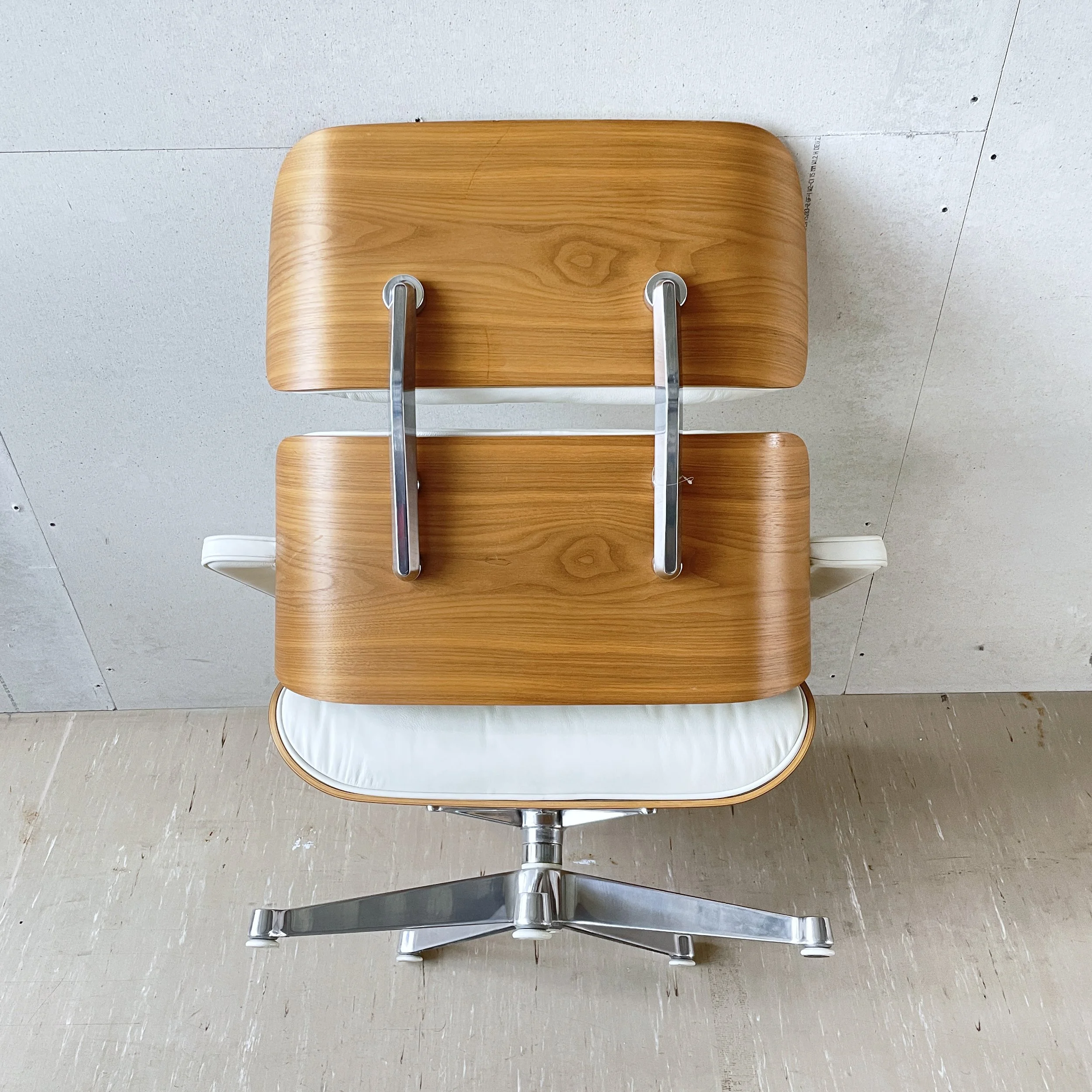 Eames Lounge Chair weiss.2.JPG