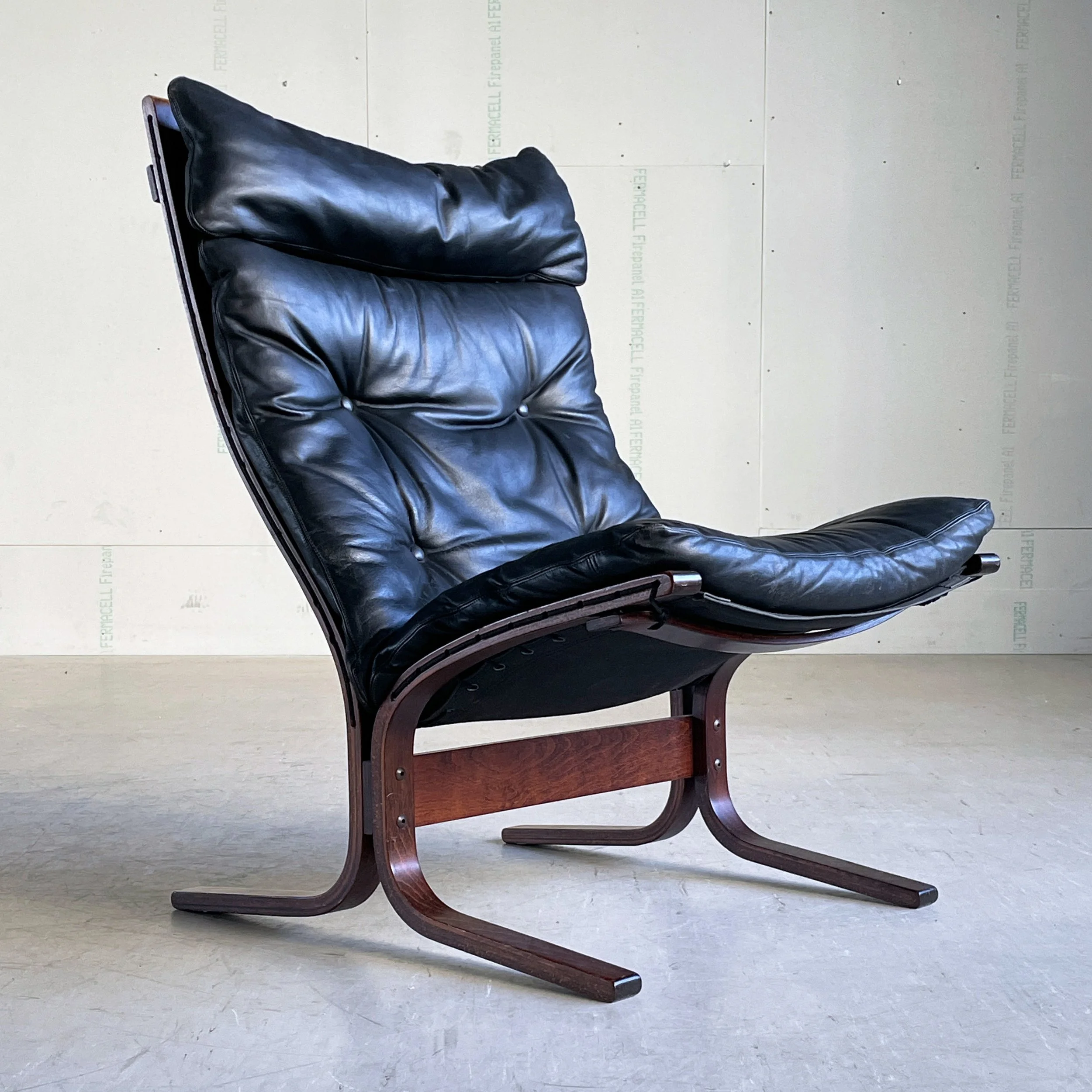 Westnova 'Siesta' black leather Lounge Chair - Ingmar Relling