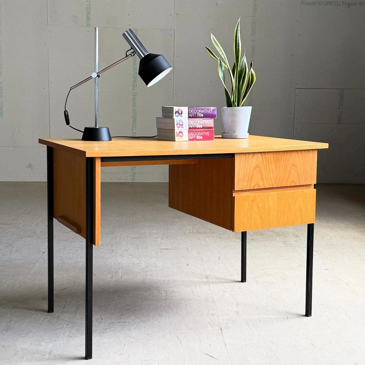 Mid Century minimalist Swiss writing desk #midcentury #minimalist #swiss #writingdesk #desk #bureau #schreibtisch #minimalistfurniture #minimalistdesign #modernist #interiors #interiordesign #homedecor #designfurniture #vintage #deskspace #bern #vint