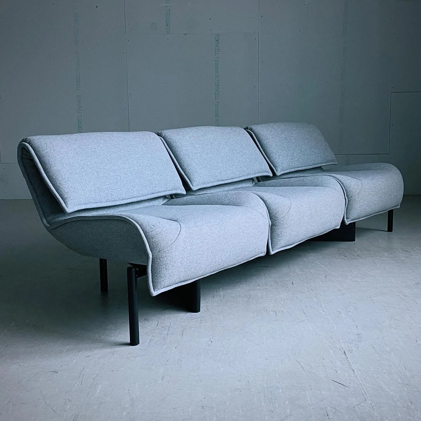 Cassina ‘Veranda' 3 seater sofa by Vico Magistretti #vicomagistretti #cassina #veranda #verandasofa #italiandesign #cassinaofficial #cassinadesign #sofa #designfurniture #designermöbel #italianstyle #interiors #interiordesign #homestyling