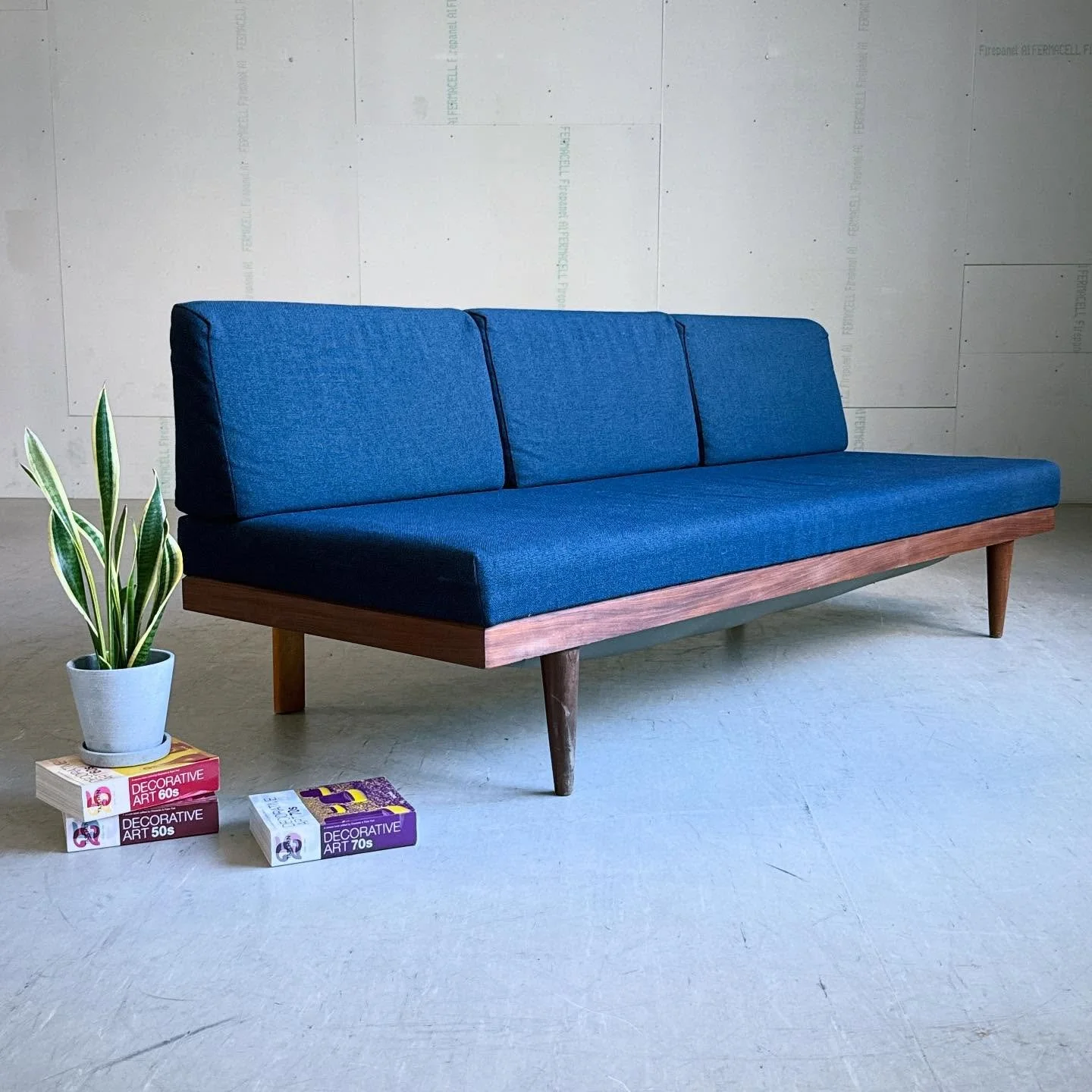 Elegant mid century Scandinavian Day Bed #midcenturyfurniture #midcentury #scandinavian #daybed #danishmodern #sofa #scandinaviandesign #interiors #interiordesign #homestyling #teakfurniture #danishteak #vintage #bern #vintagebern #modernera
