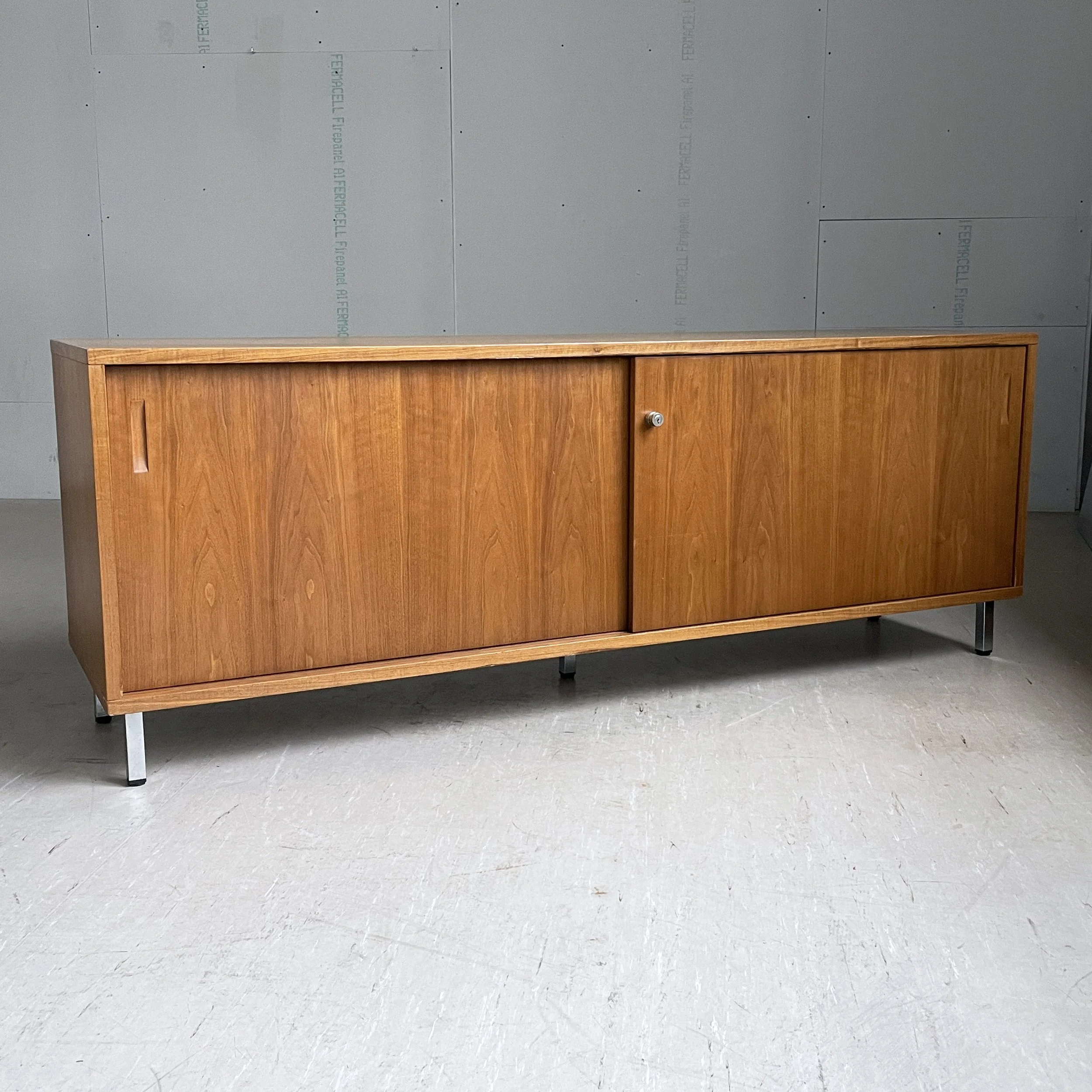 ModernEra_Zingg_Sideboard_Nussbaum_IMG_7727.JPG