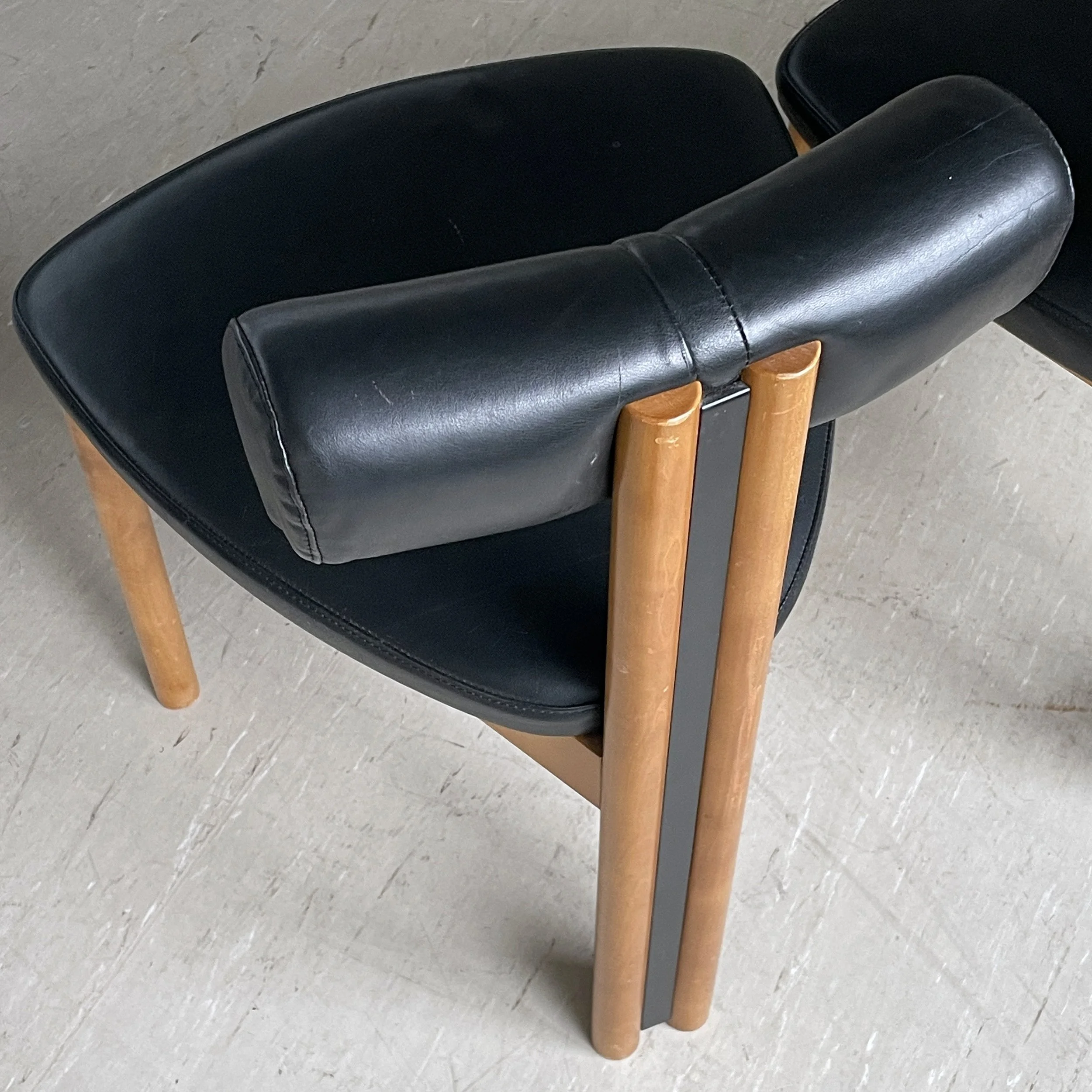 ModernEra_Essstühle_dreibeinig_6730 2.jpg