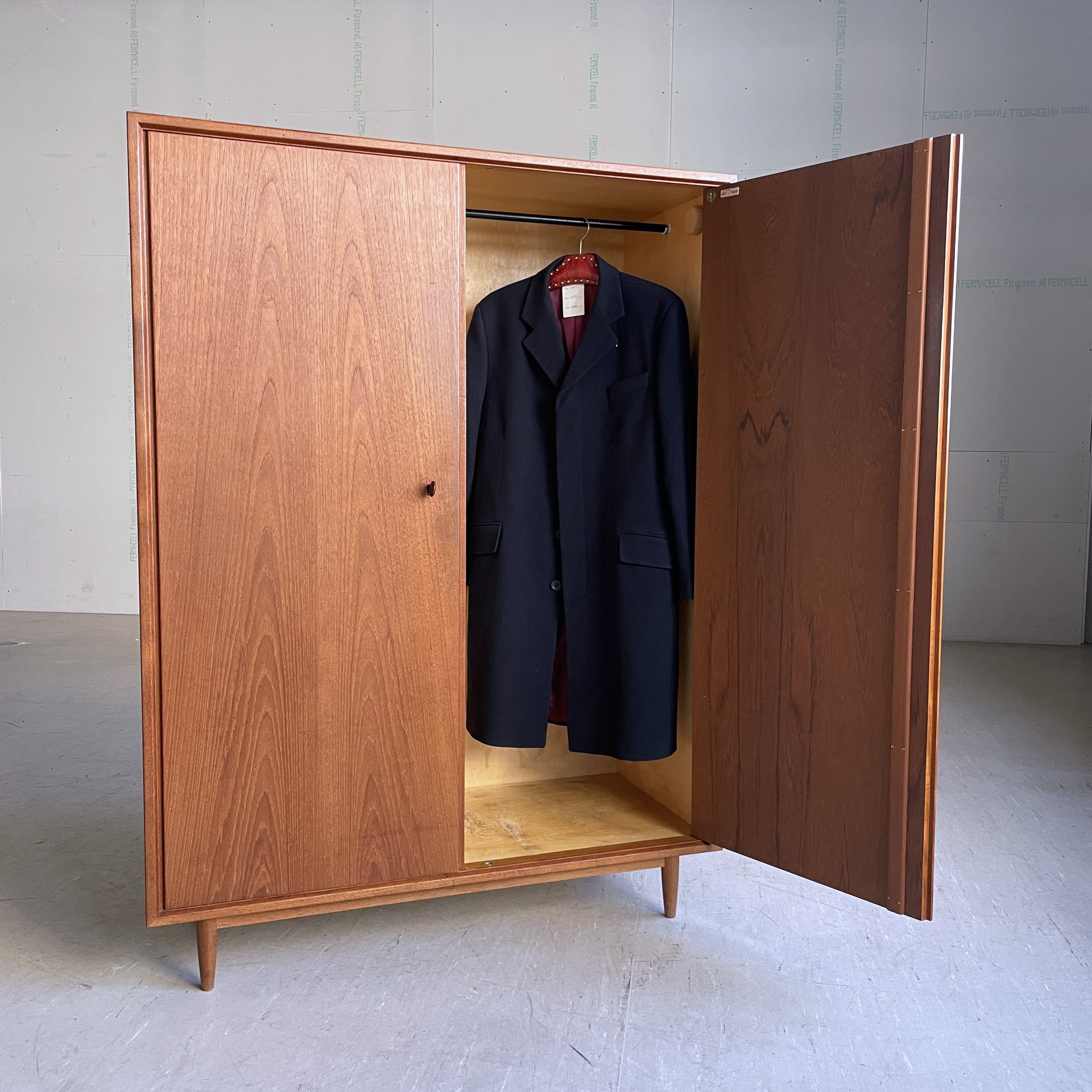 ModernEra_Swiss_Teak_Kleiderschrank_4753.jpg
