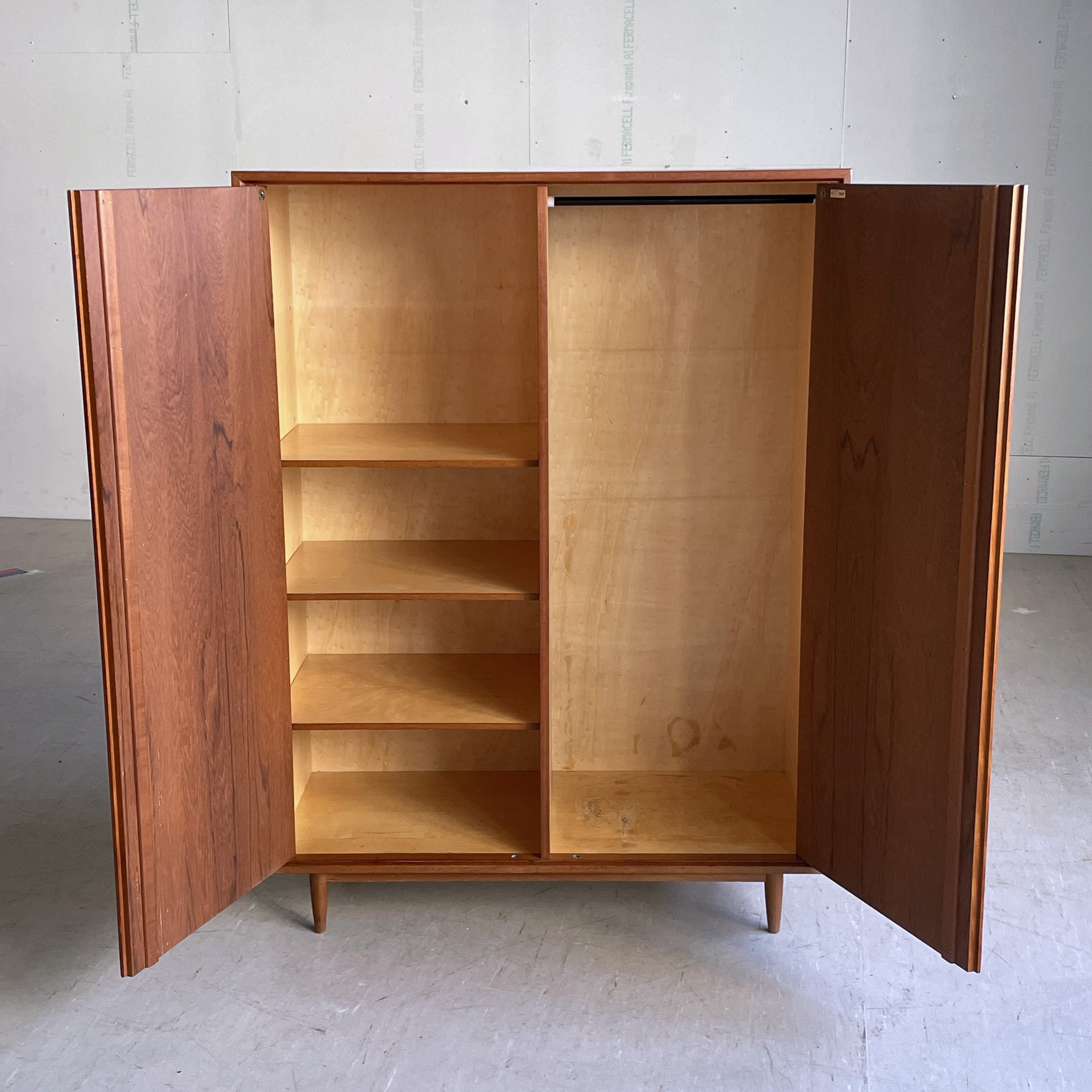 ModernEra_Swiss_Teak_Kleiderschrank_4739.jpg
