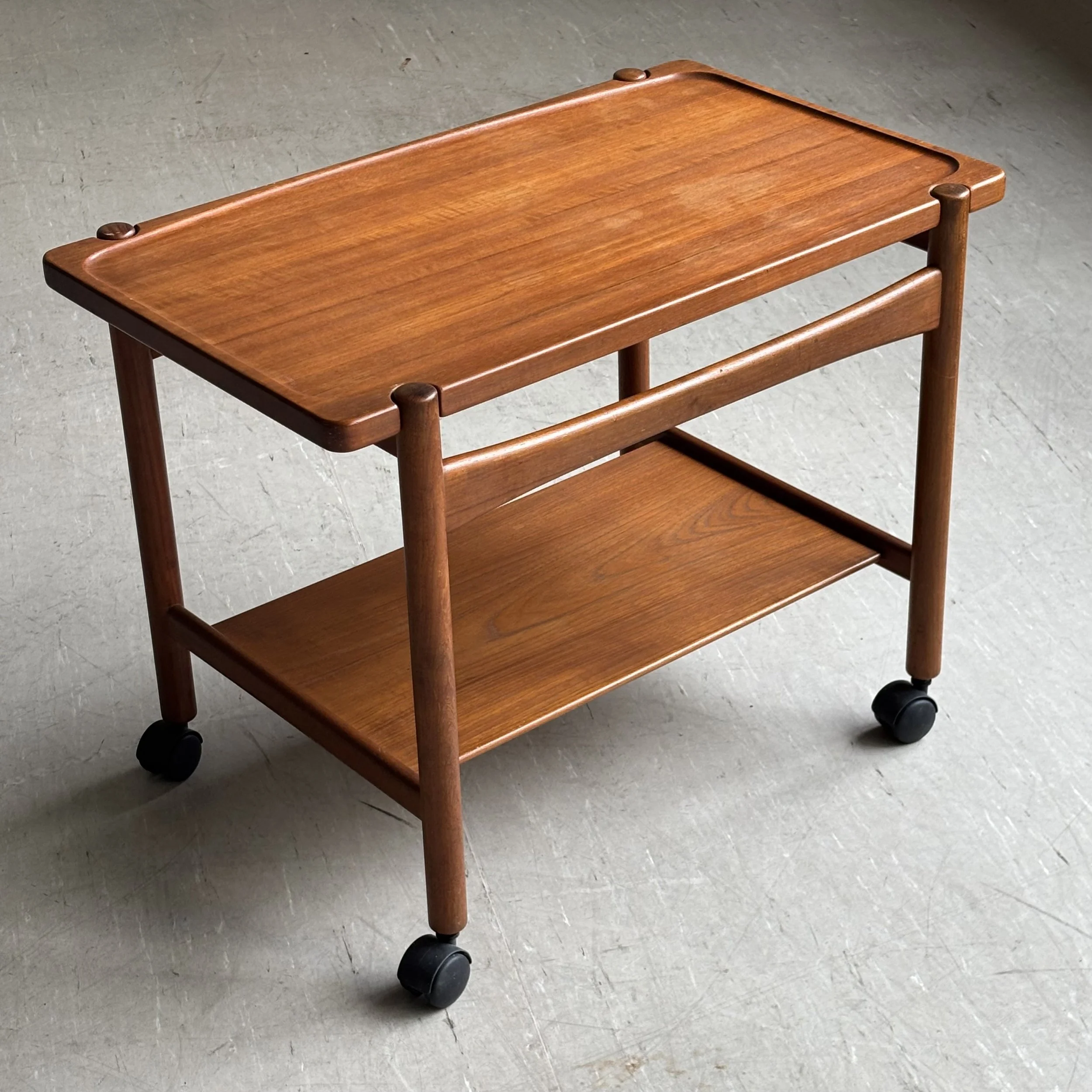ModernEra_Hans_Wegner_Trolley_8020.jpg
