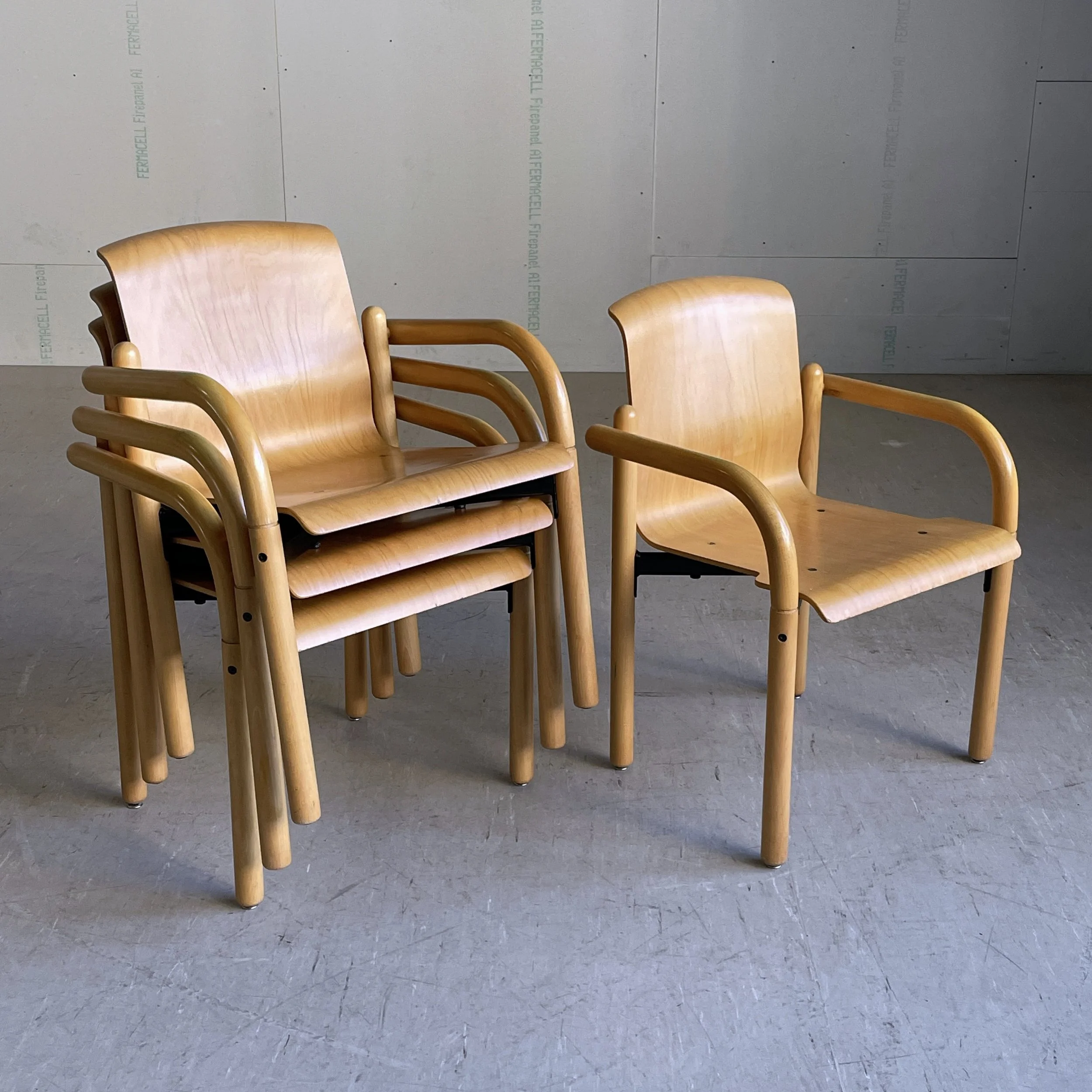 ModernEra_Thonet_Stapelbar6630.jpg