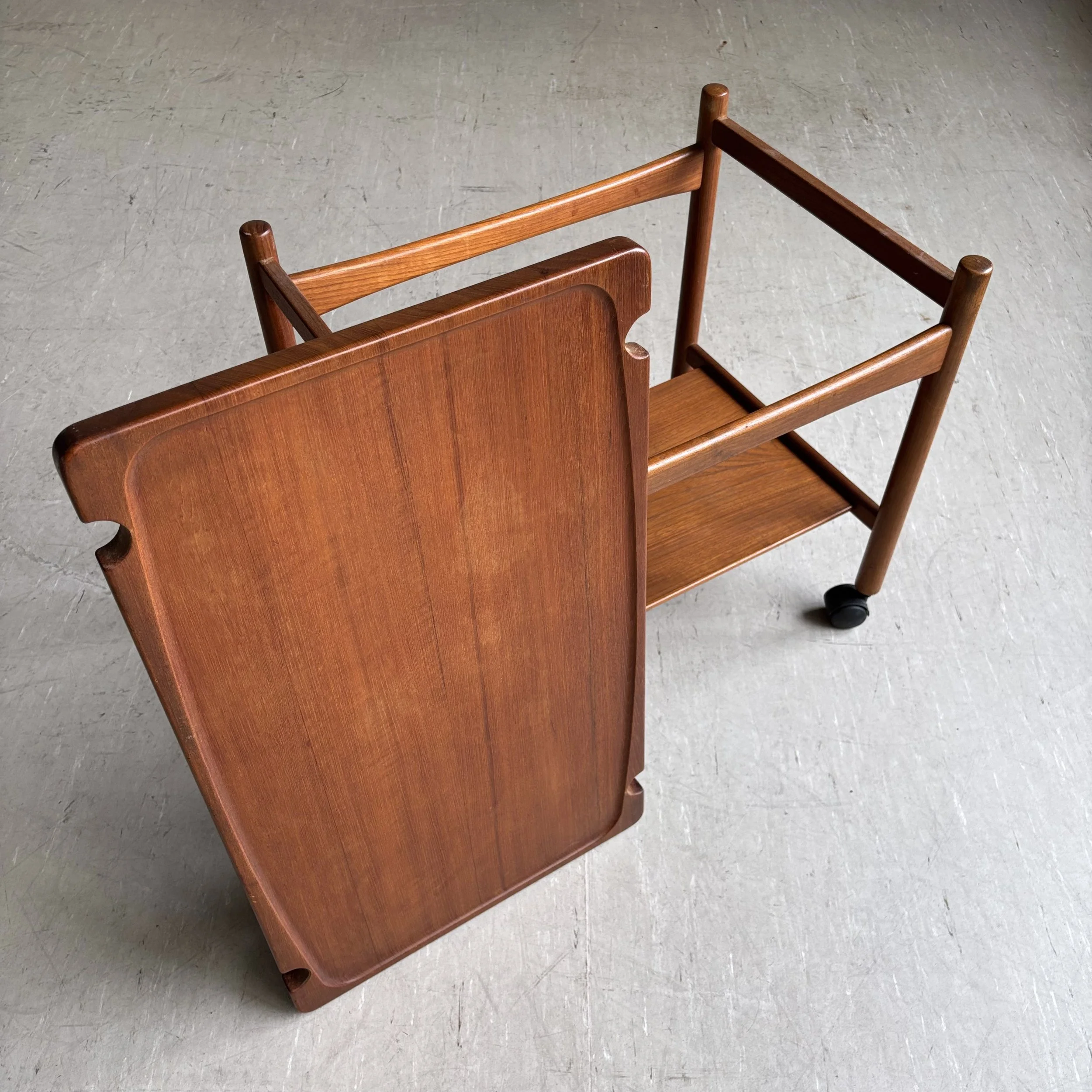 ModernEra_Hans_Wegner_Trolley_8030.jpg