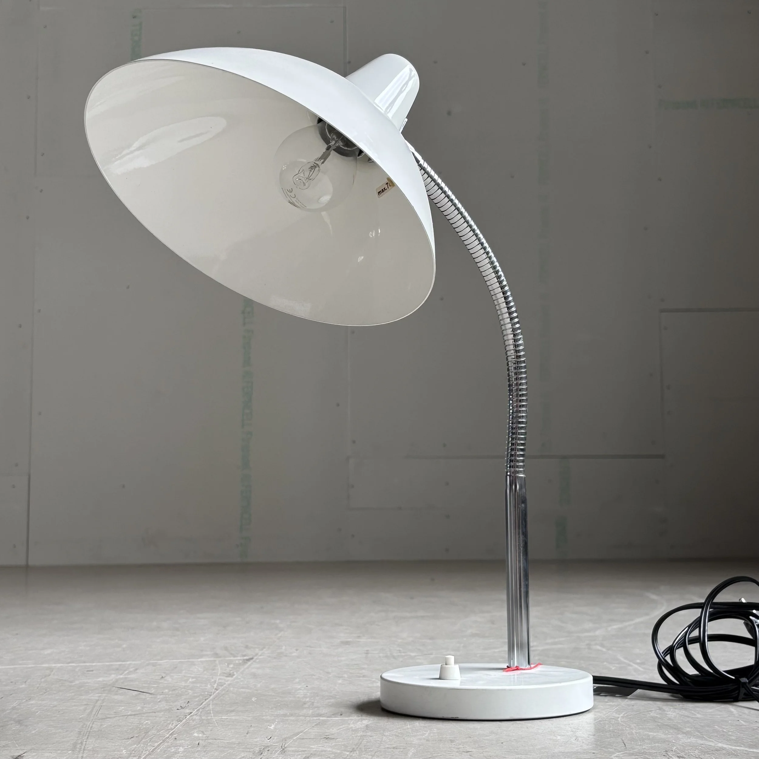 ModernEra_Regent_Tischlampe_weiss_8009.jpg
