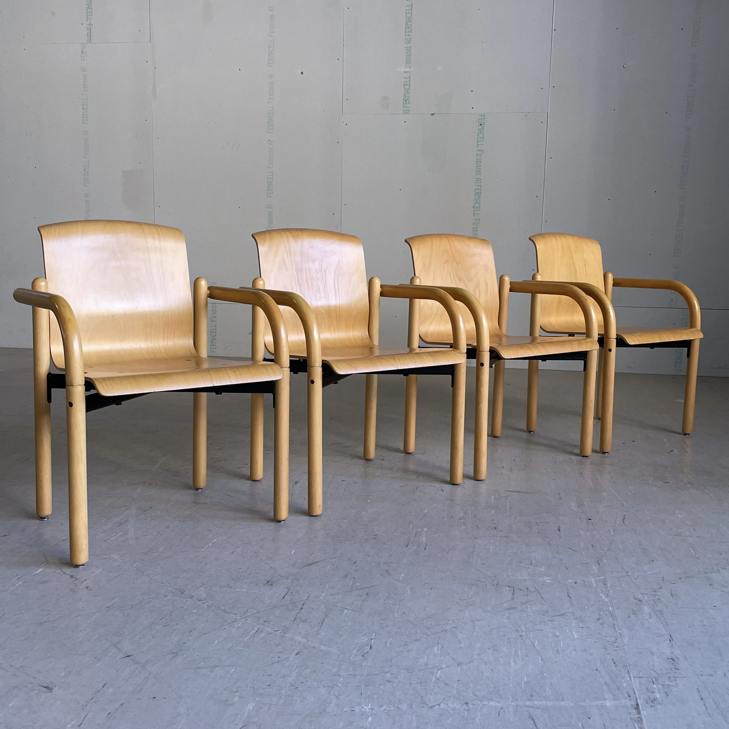 ModernEra_Thonet_Stapelbar6604.jpg
