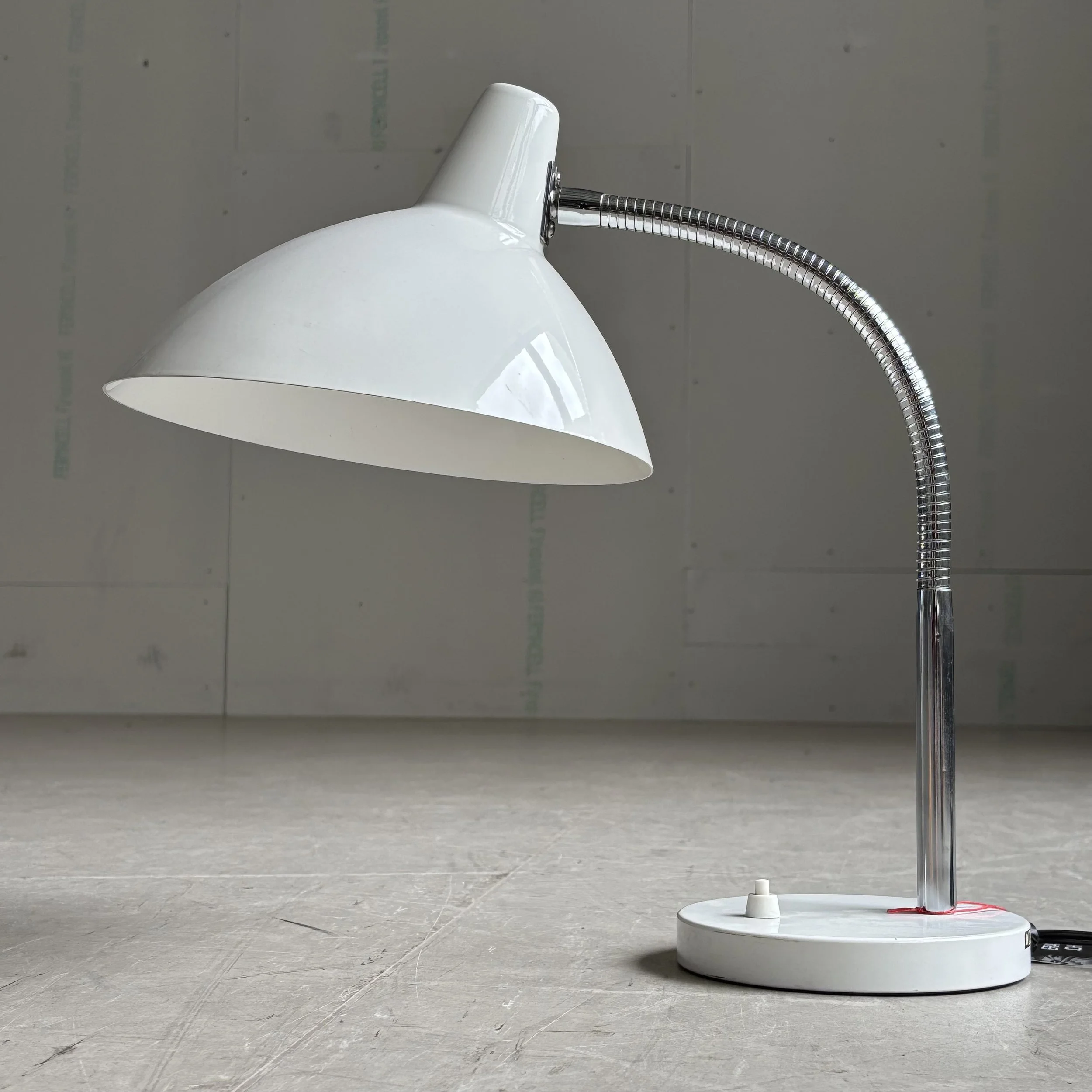 ModernEra_Regent_Tischlampe_weiss_8007.jpg