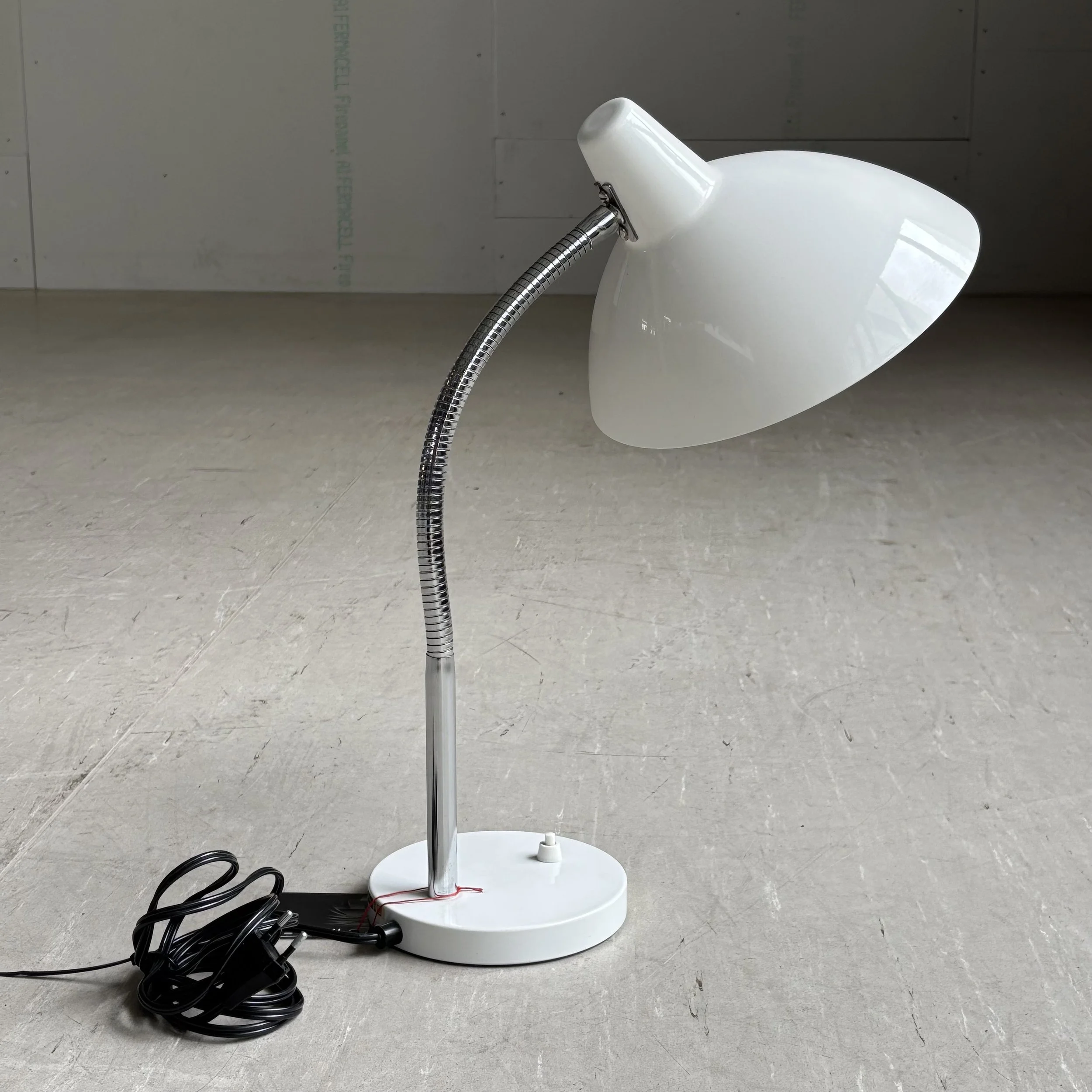ModernEra_Regent_Tischlampe_weiss_8001.jpg