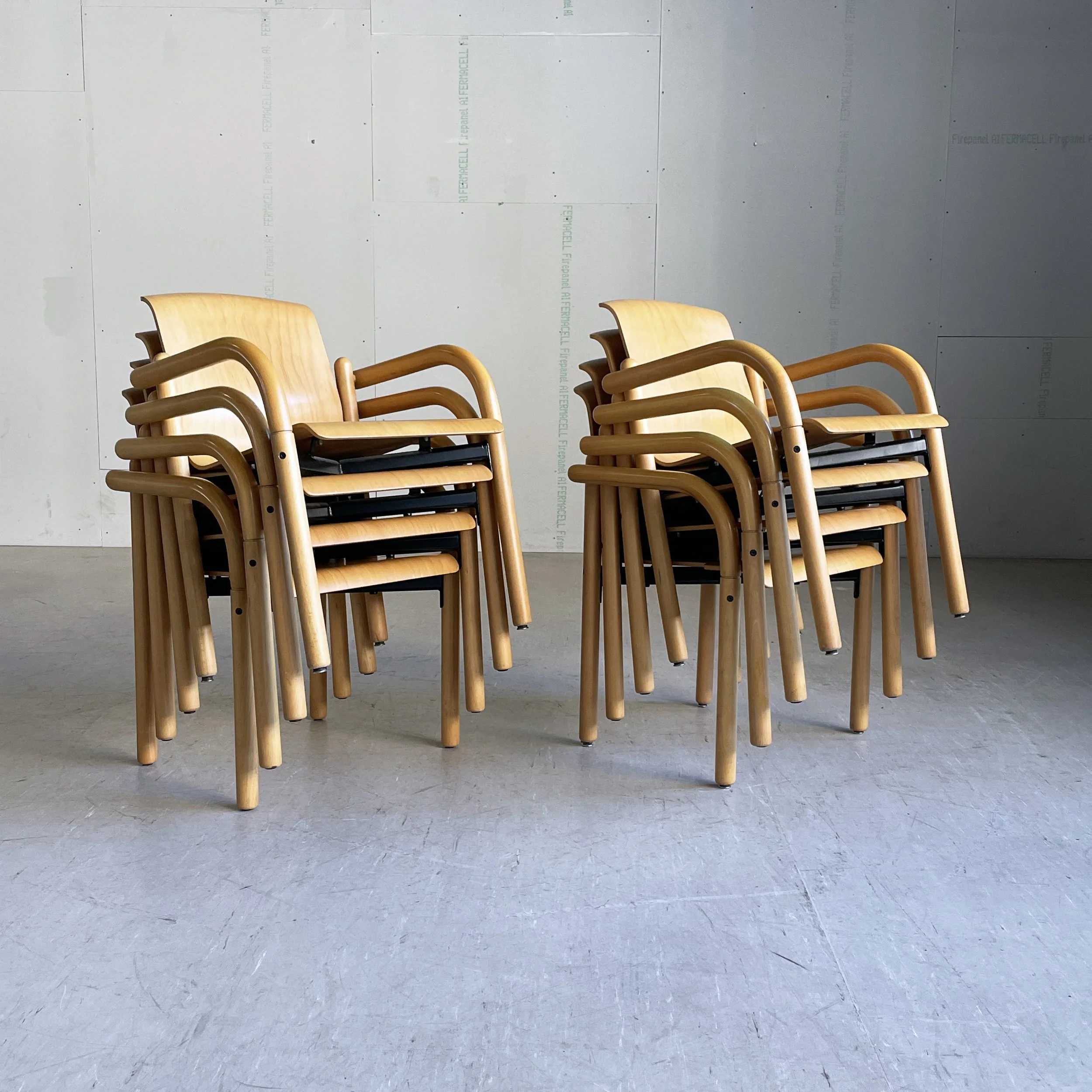 ModernEra_Thonet_Stapelbar6635.JPG