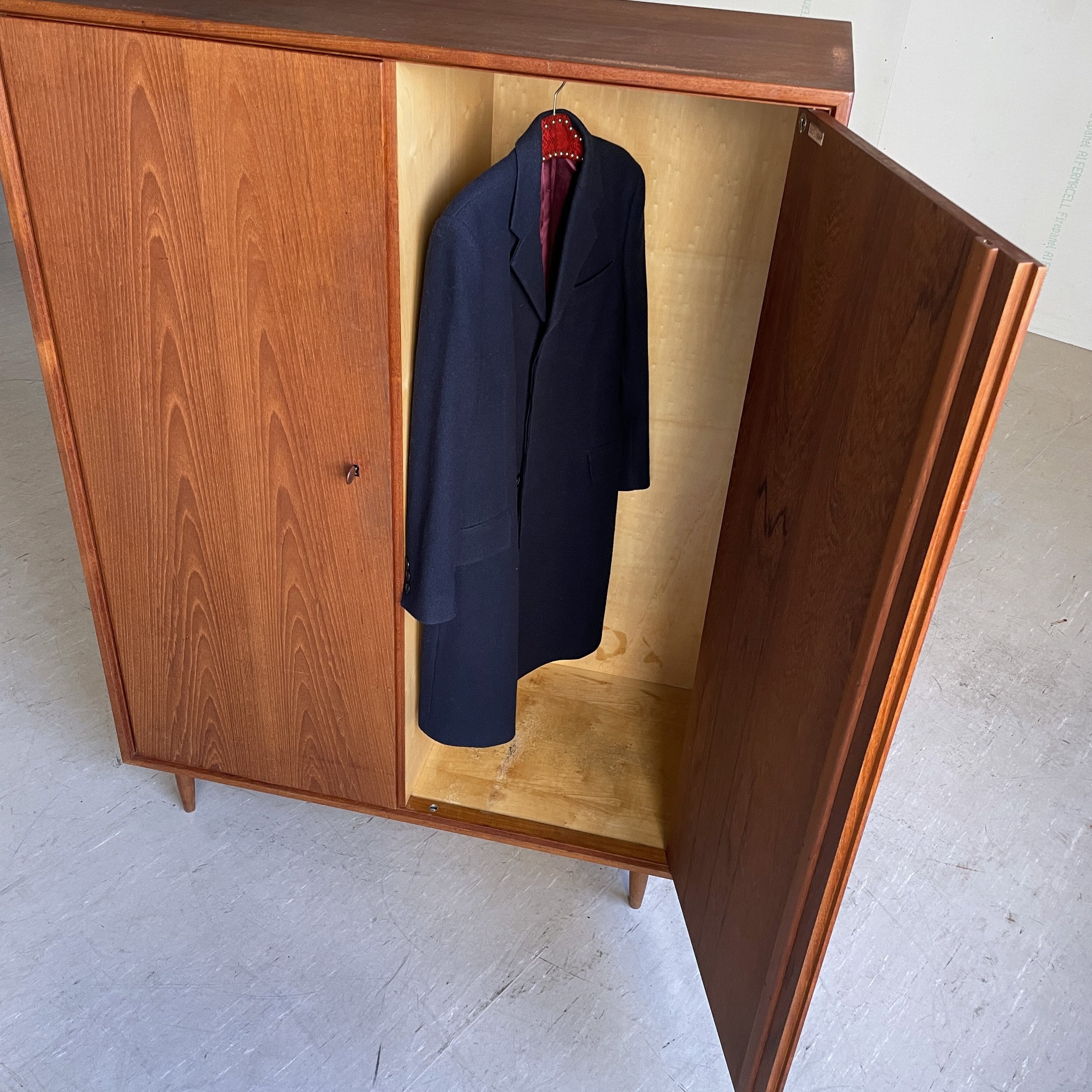 ModernEra_Swiss_Teak_Kleiderschrank_4752.jpg