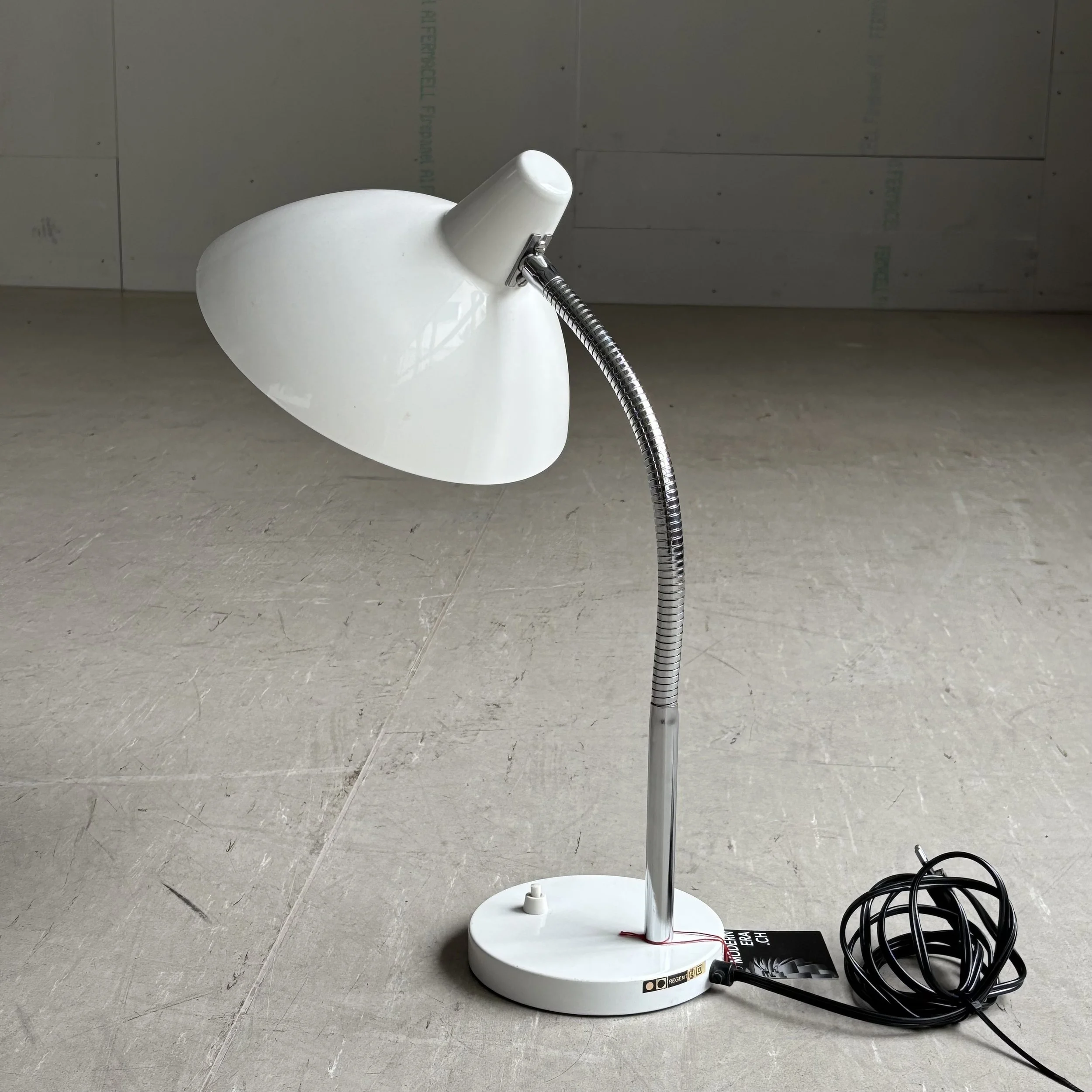 ModernEra_Regent_Tischlampe_weiss_8003.jpg