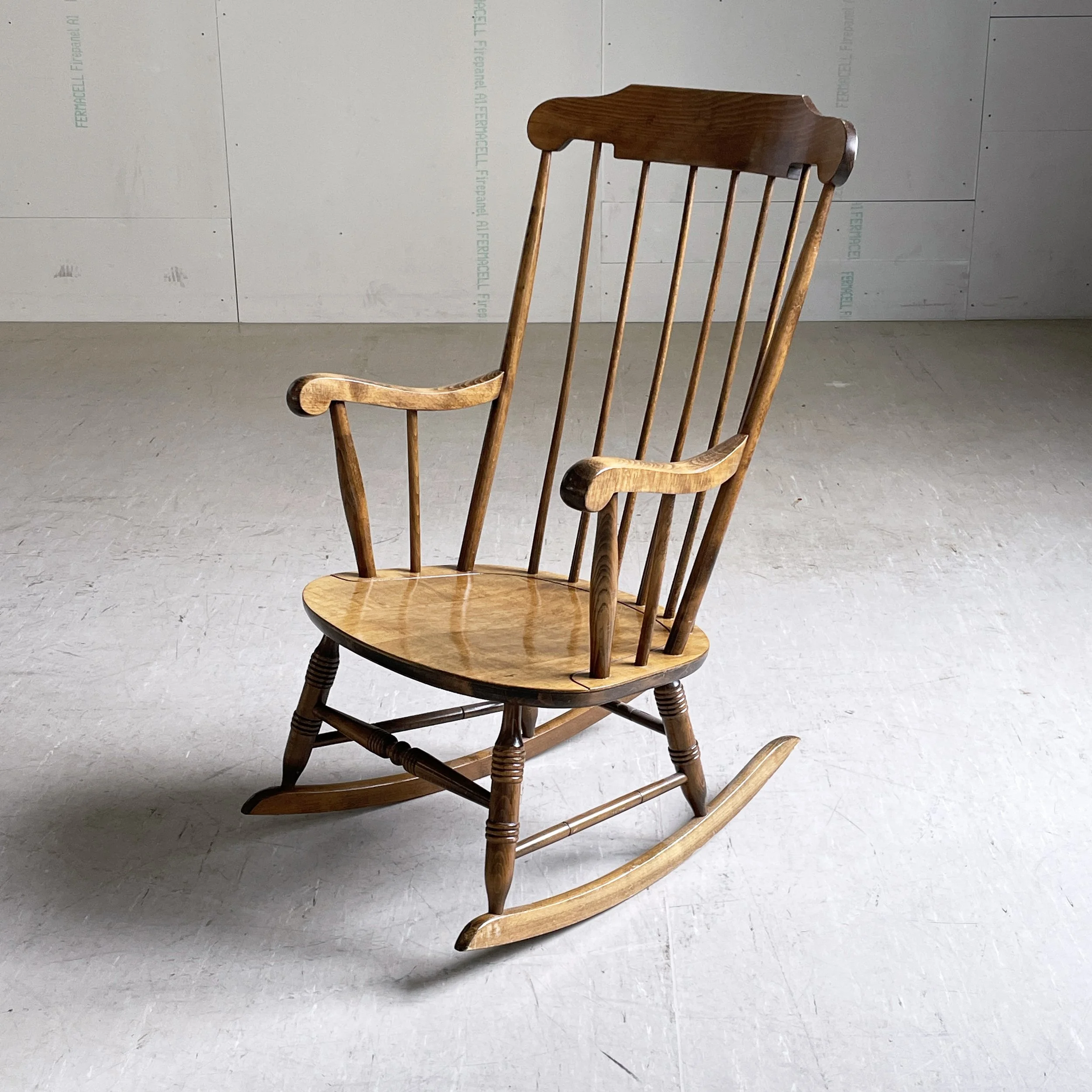ModernEra_SchaukelstuhlHolz_7031.jpg