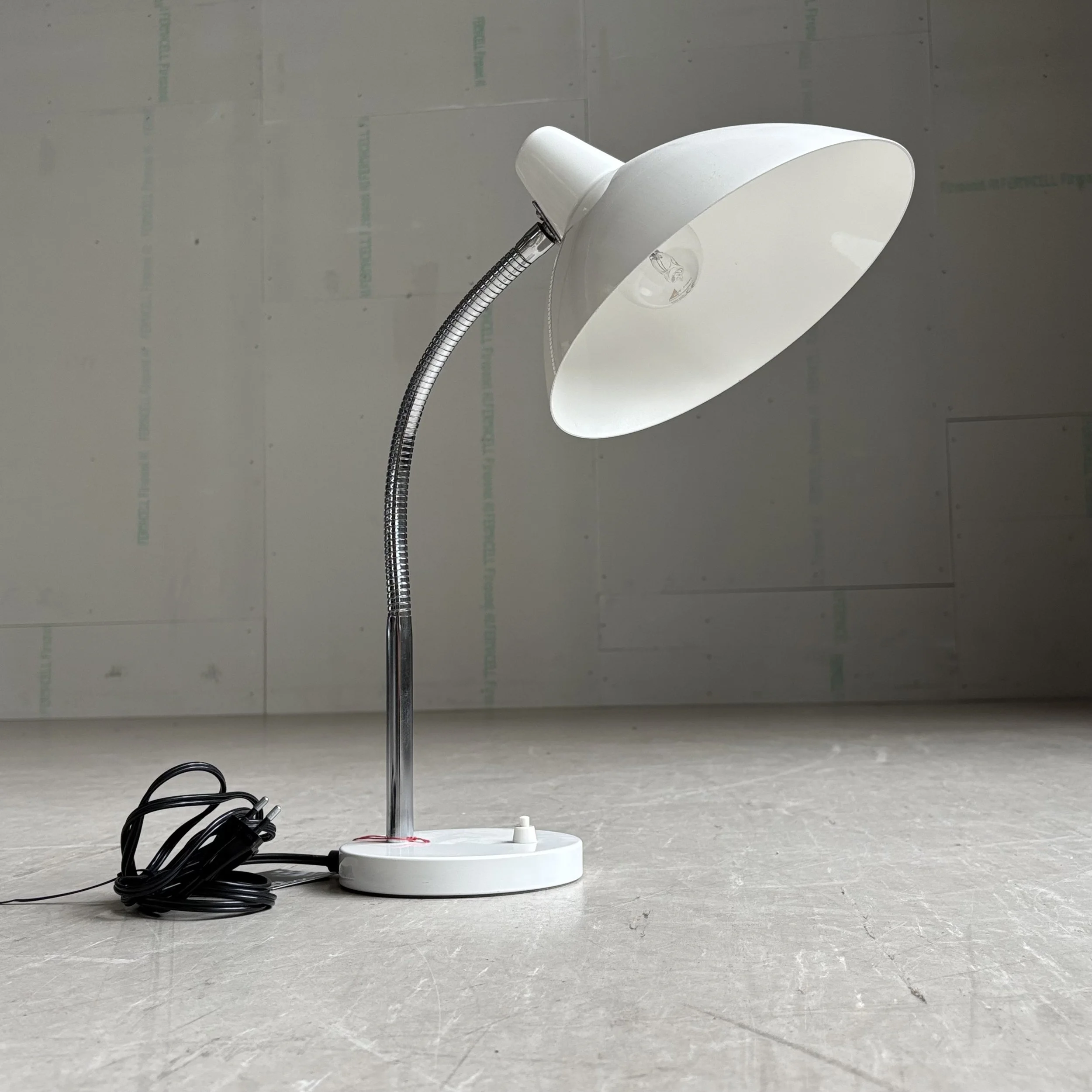 ModernEra_Regent_Tischlampe_weiss_7998.jpg