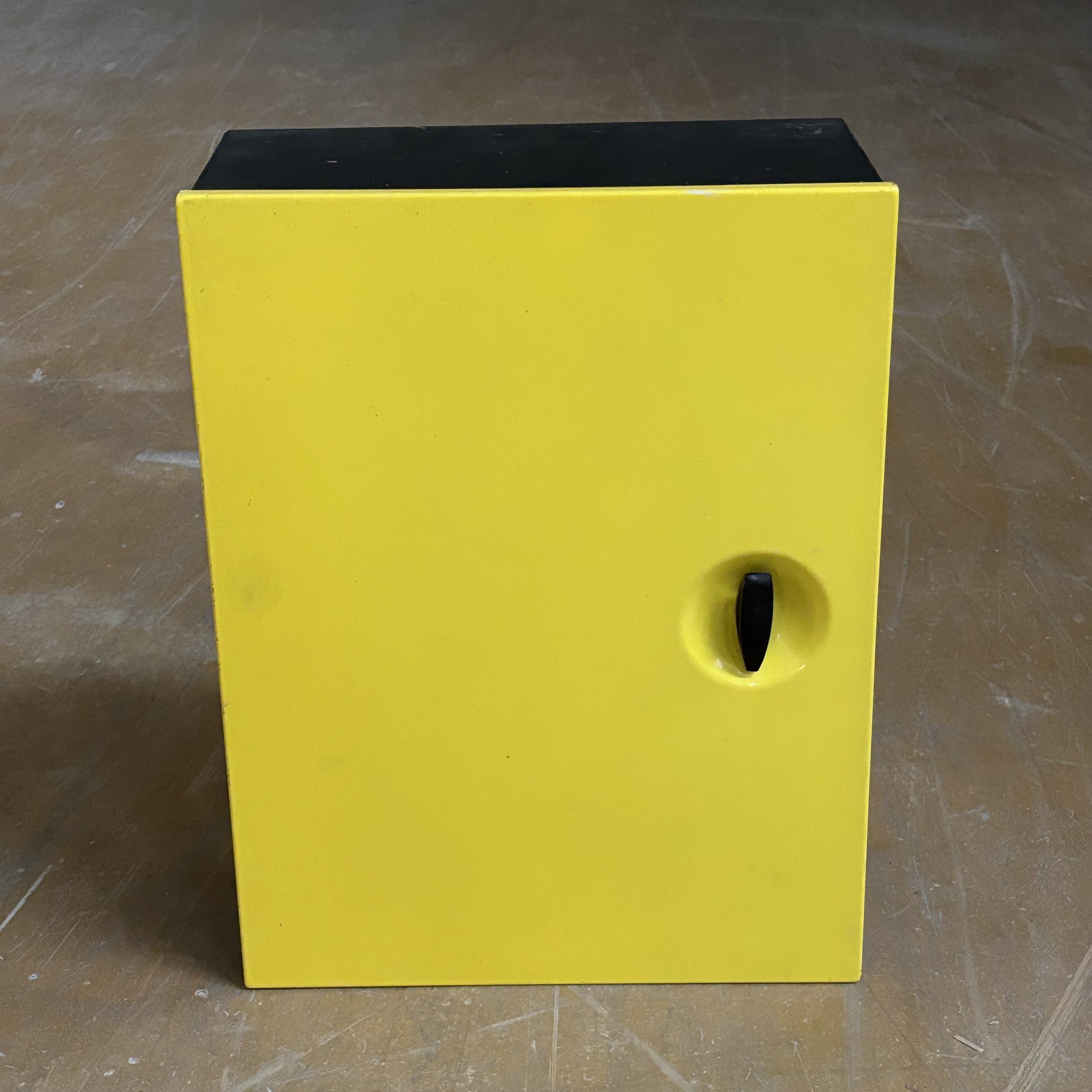 ModernEra_Egloff_Apothekerschrank_5771.jpeg