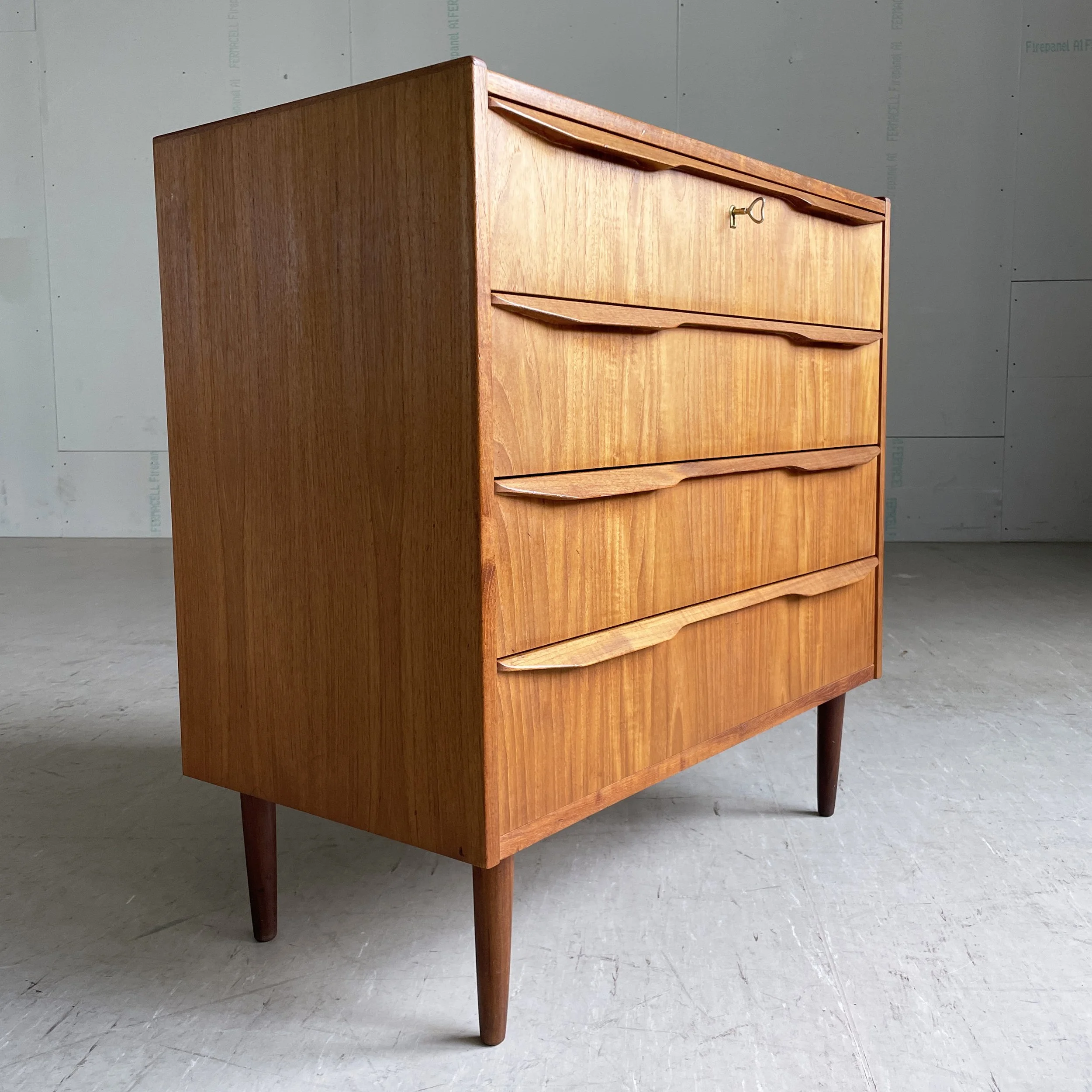 ModernEra_Teak_Kommode_2988 2.JPG