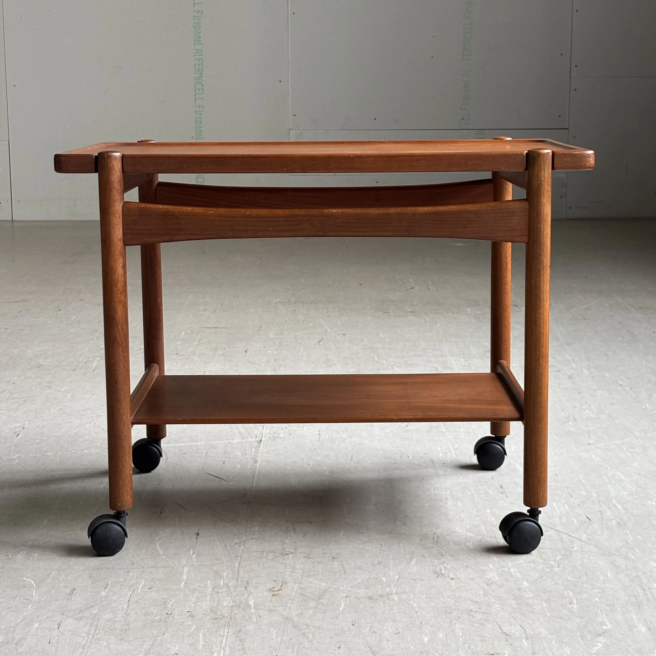 ModernEra_Hans_Wegner_Trolley_8016.jpg