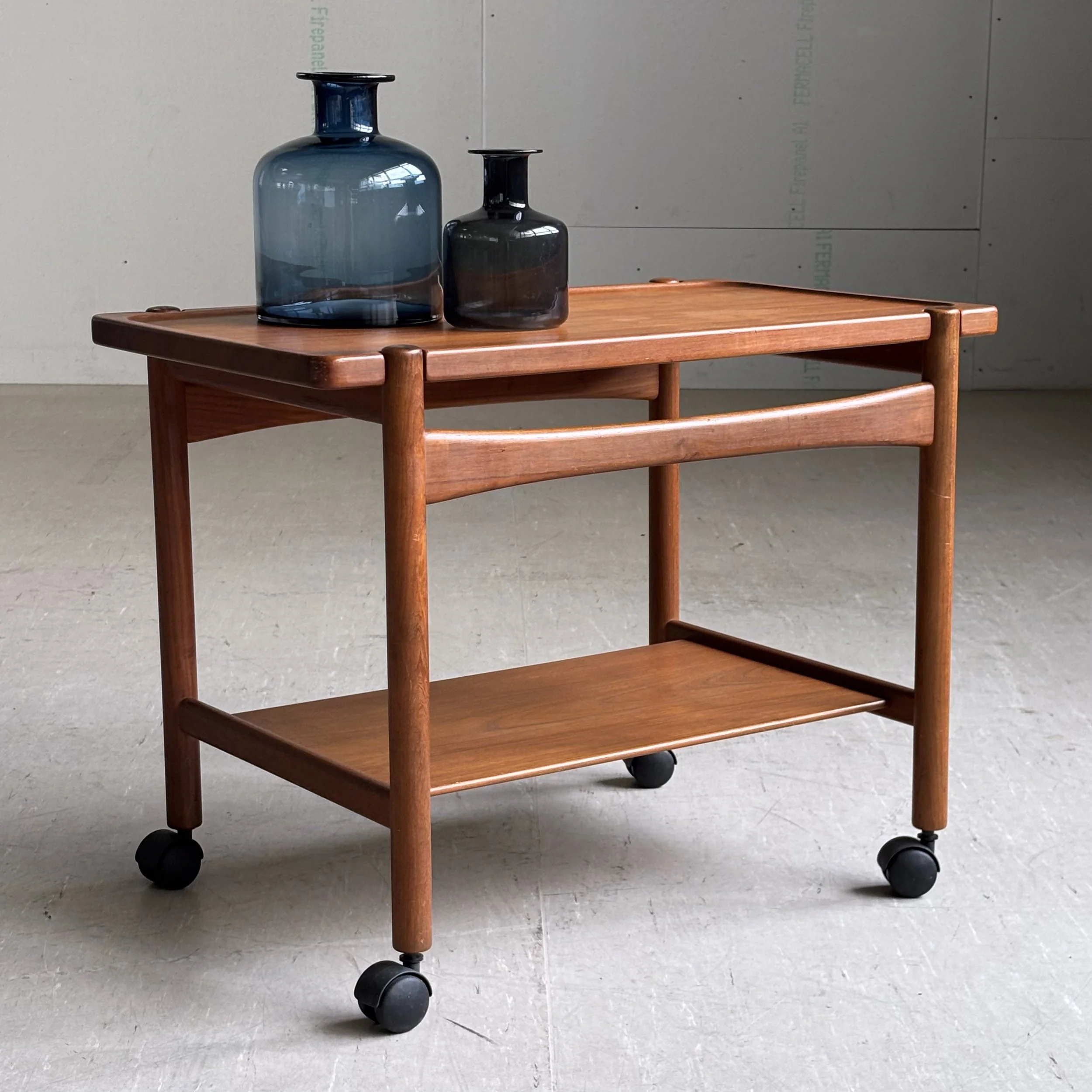 ModernEra_Hans_Wegner_Trolley_8027.jpg