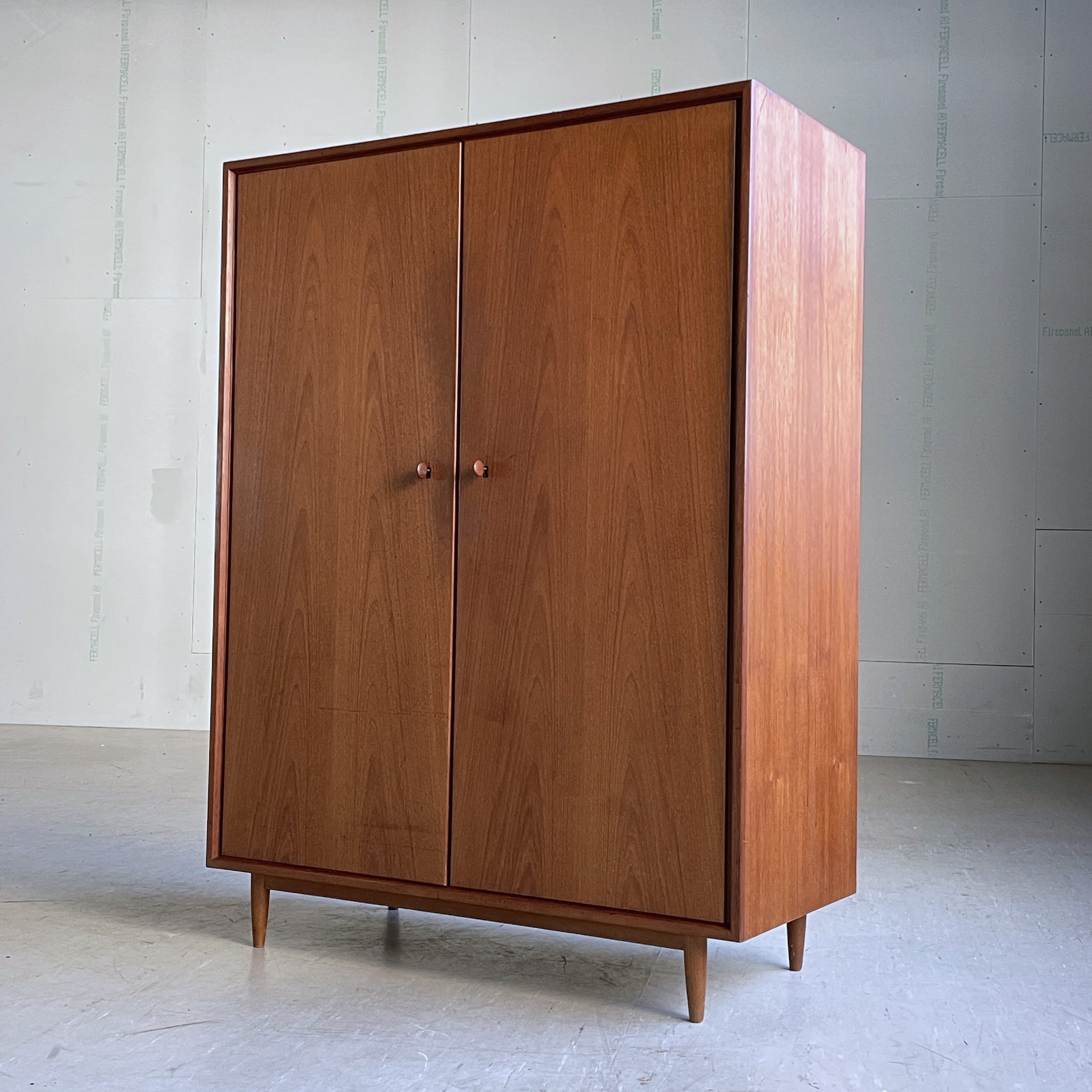 ModernEra_Swiss_Teak_Kleiderschrank_4749.jpg
