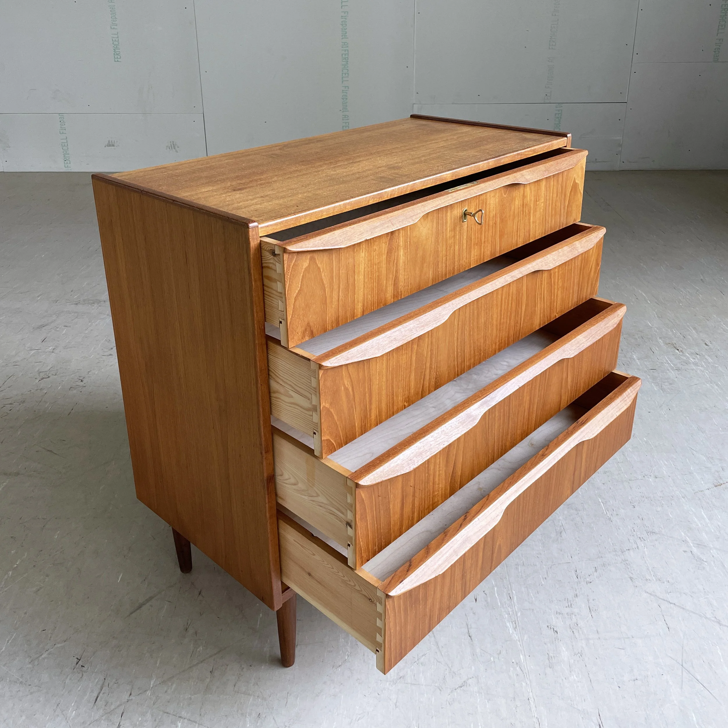 ModernEra_Teak_Kommode_2987 2.JPG