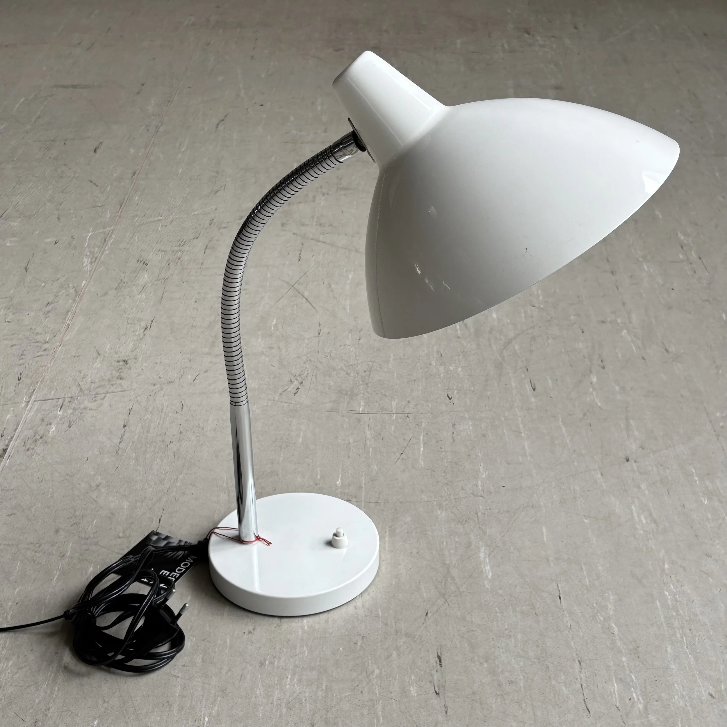 ModernEra_Regent_Tischlampe_weiss_7999.jpg