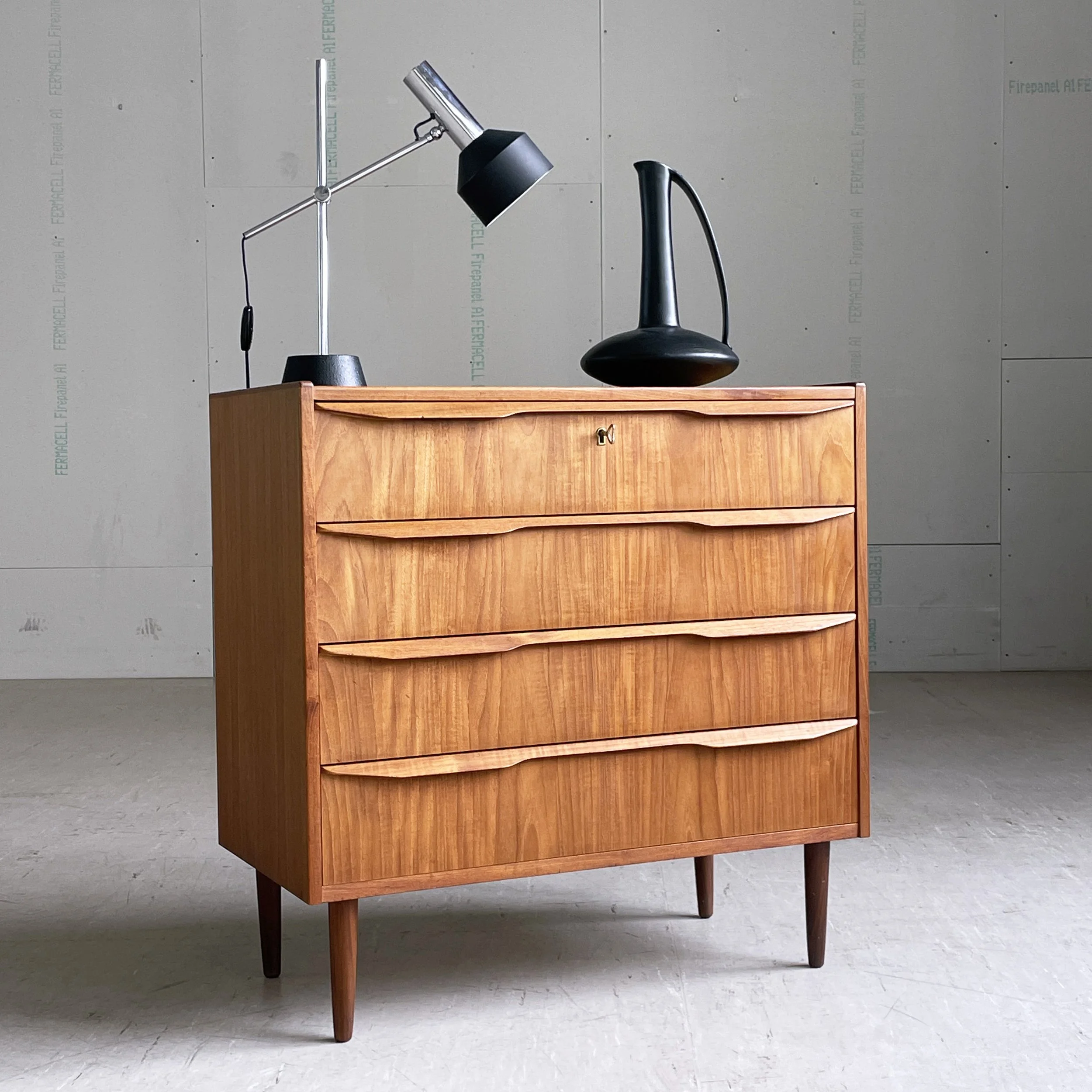 ModernEra_Teak_Kommode_2995 2.JPG