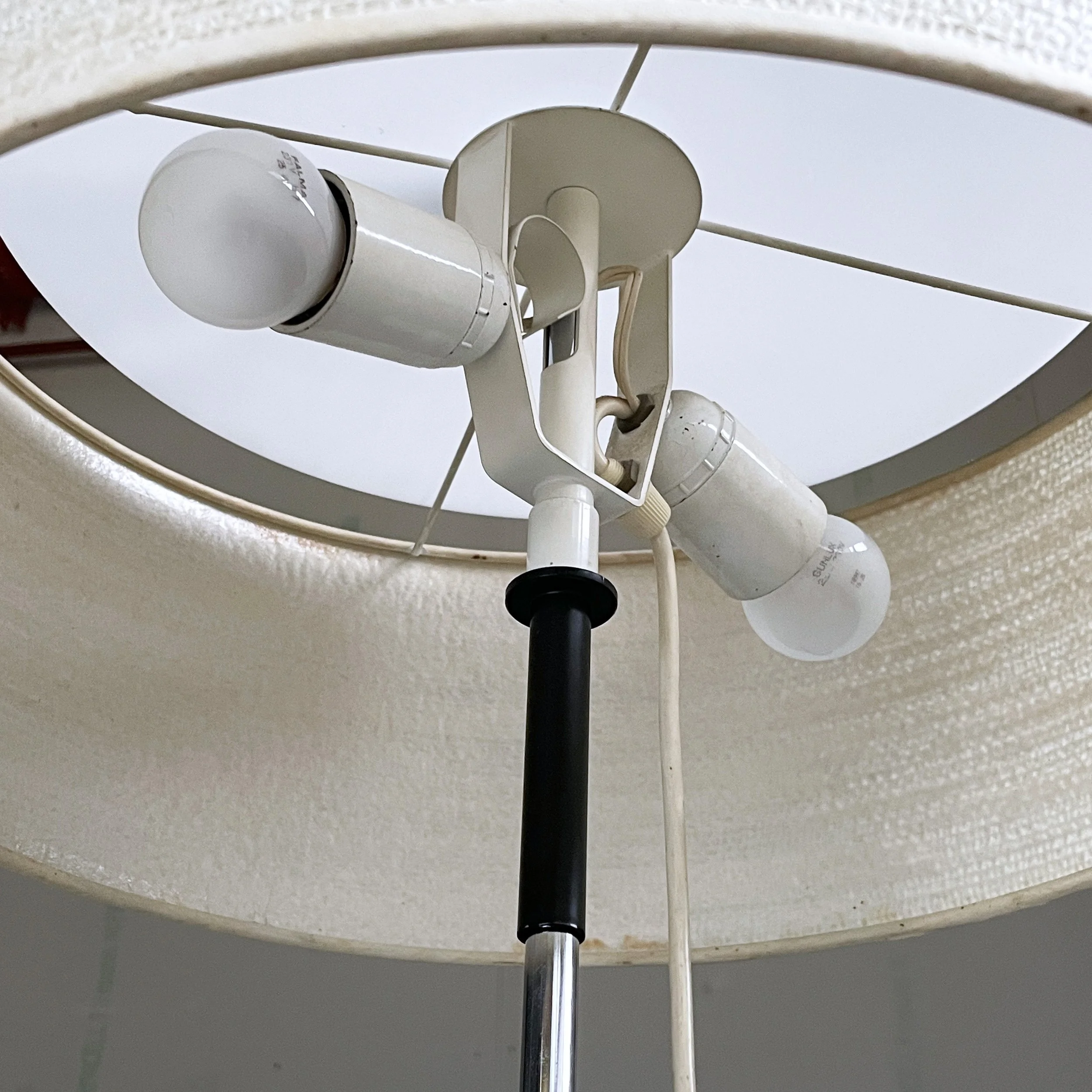 ModernEra_Ständerlampe_hoehenverstellbar_Acrylglas_IMG_6856.jpg