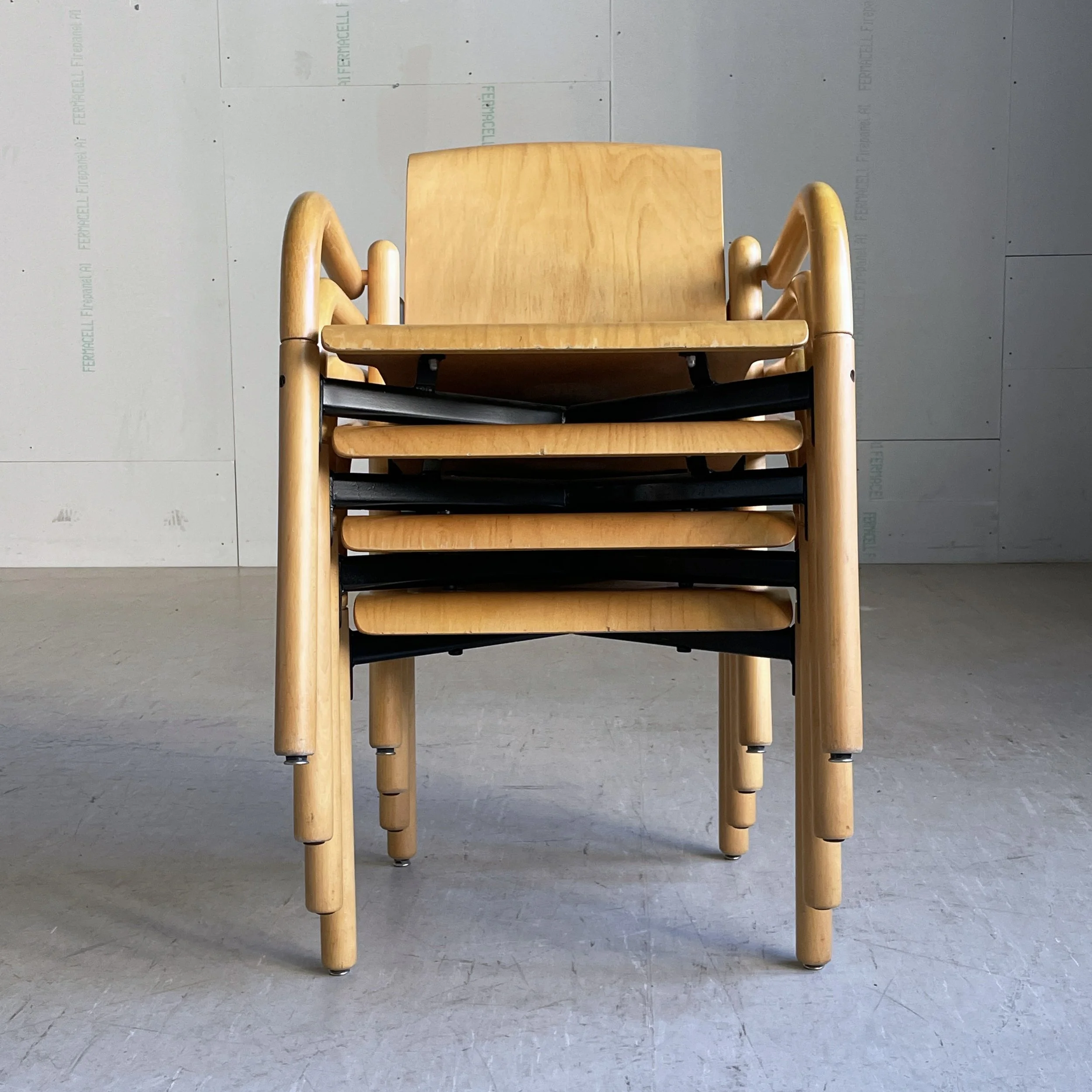 ModernEra_Thonet_Stapelbar6633.jpg