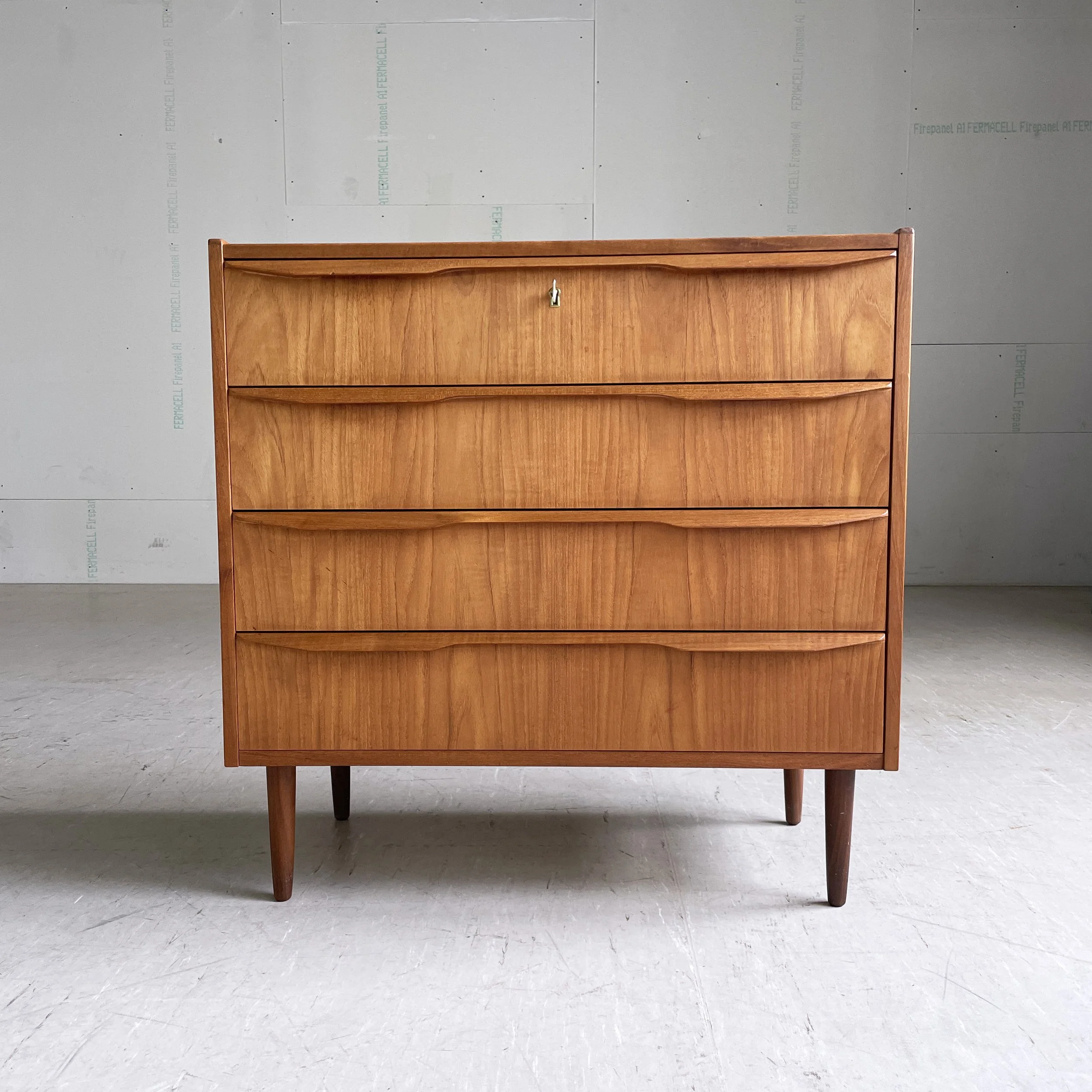 ModernEra_Teak_Kommode_2989 2.JPG