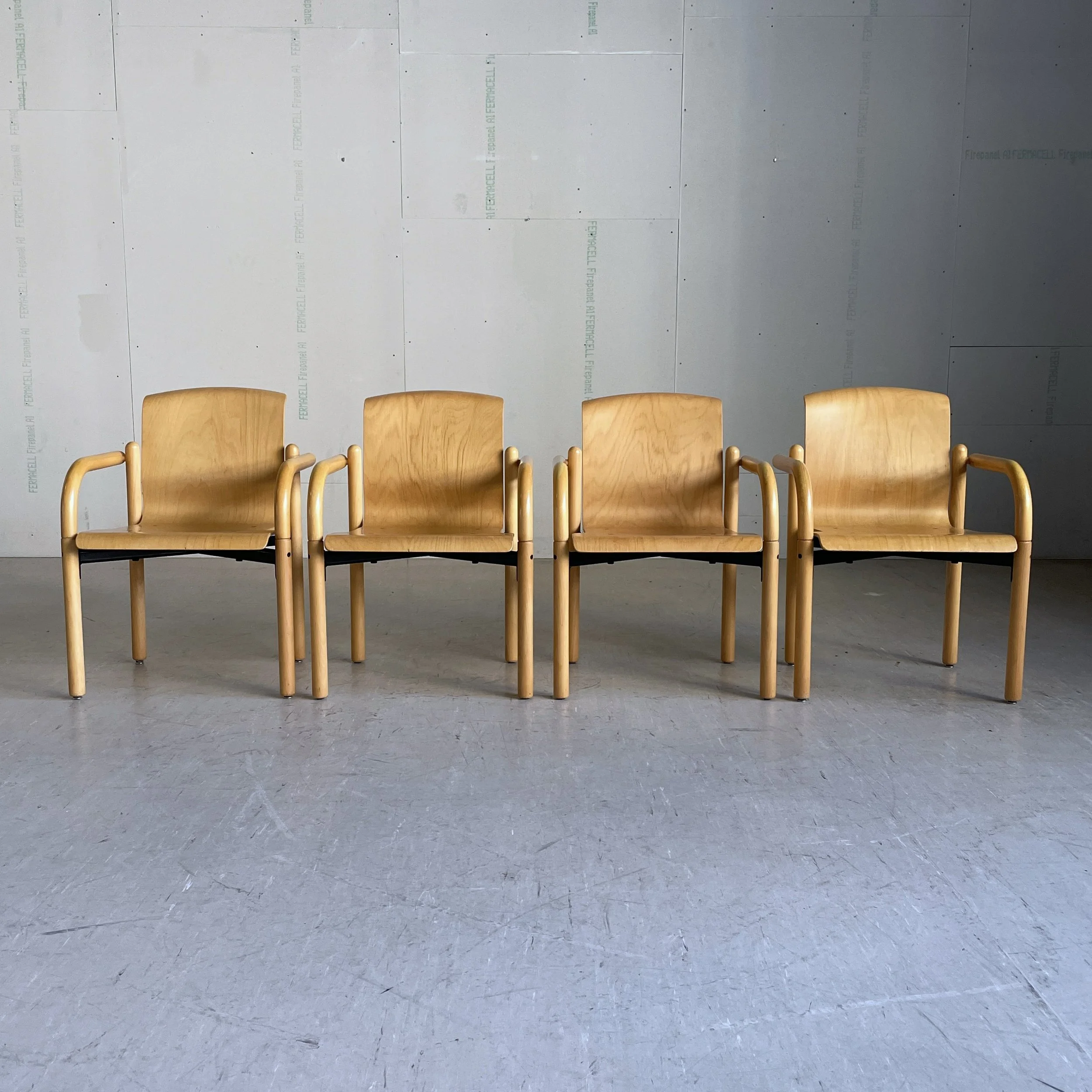 ModernEra_Thonet_Stapelbar6609.jpg