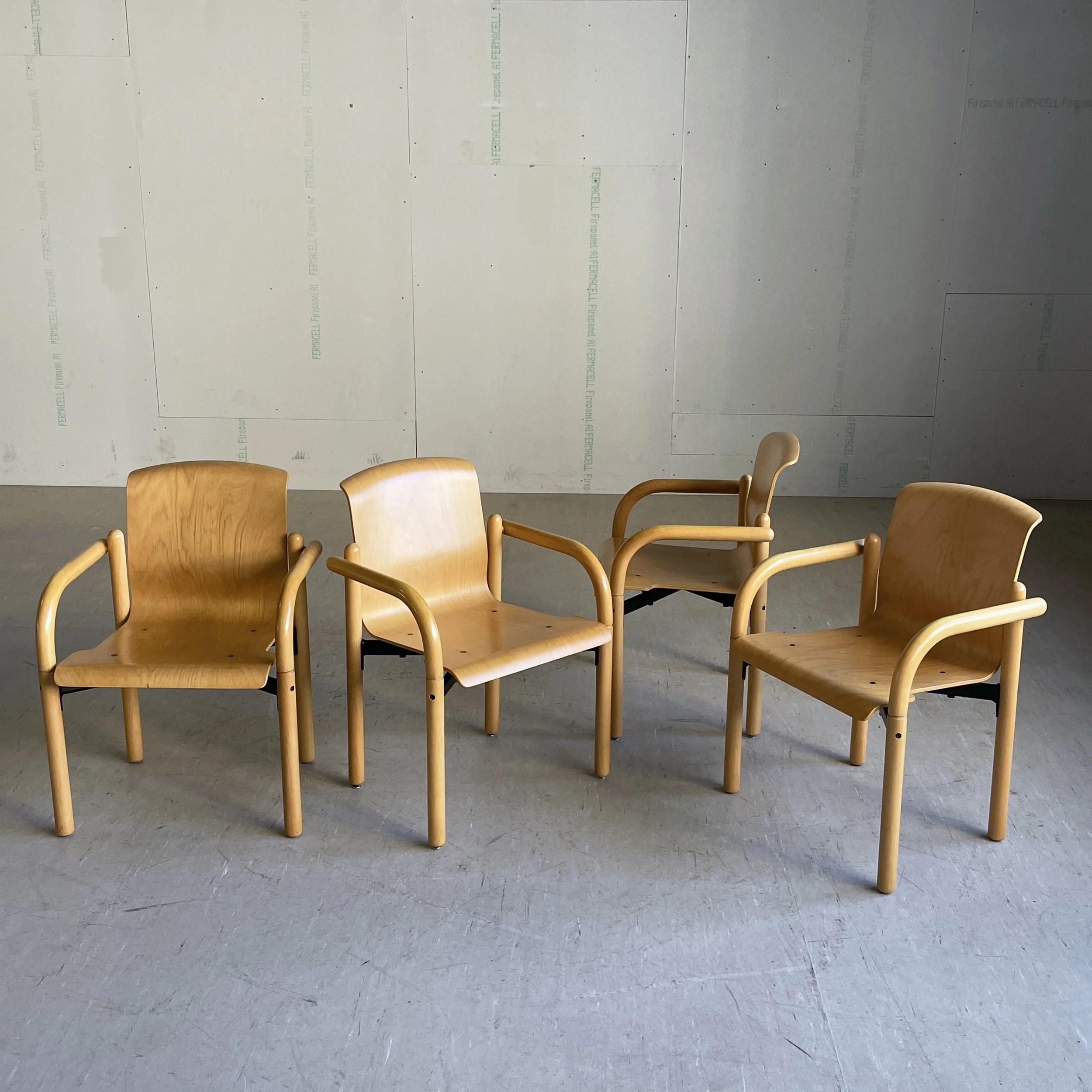 ModernEra_Thonet_Stapelbar6627.jpg