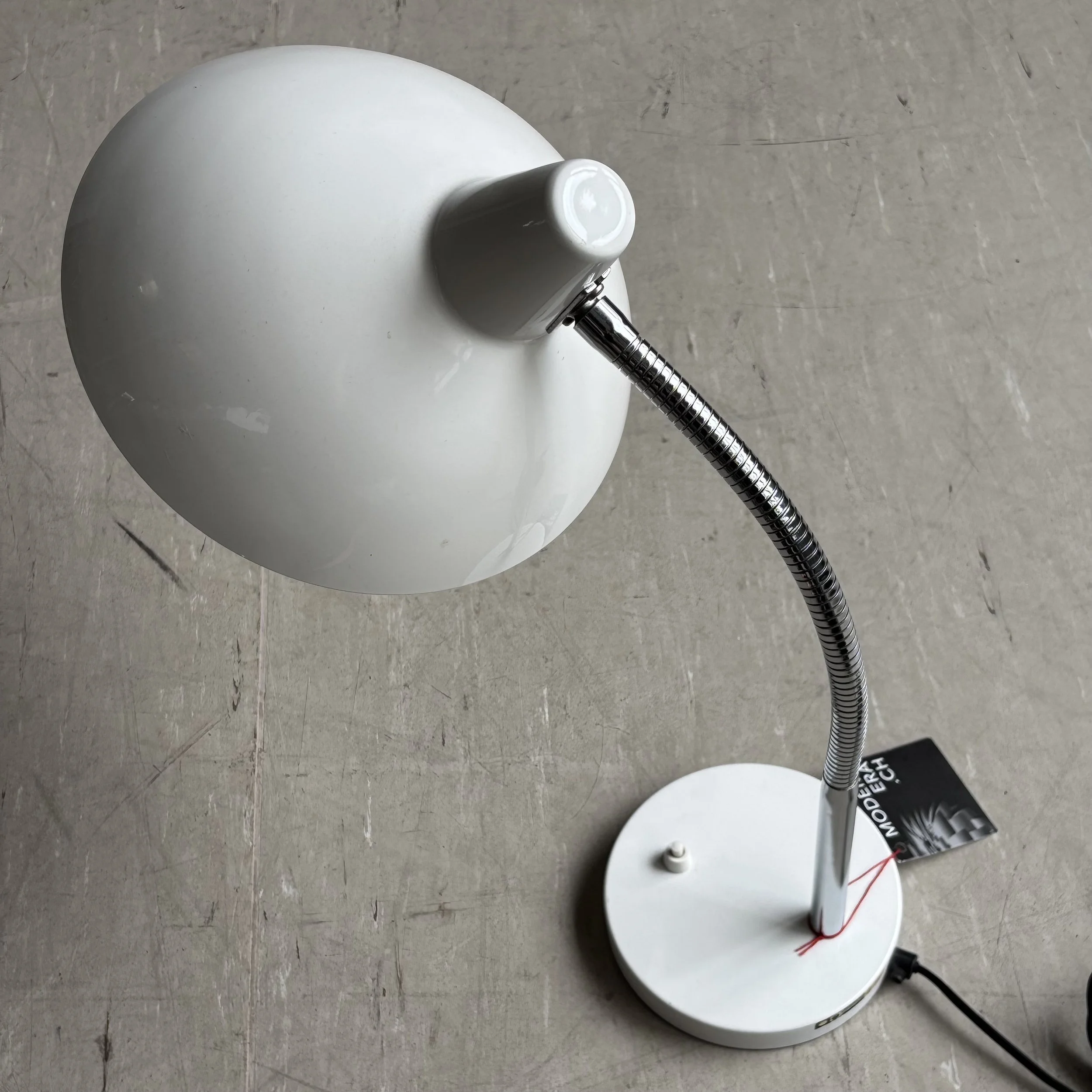 ModernEra_Regent_Tischlampe_weiss_8012.jpg