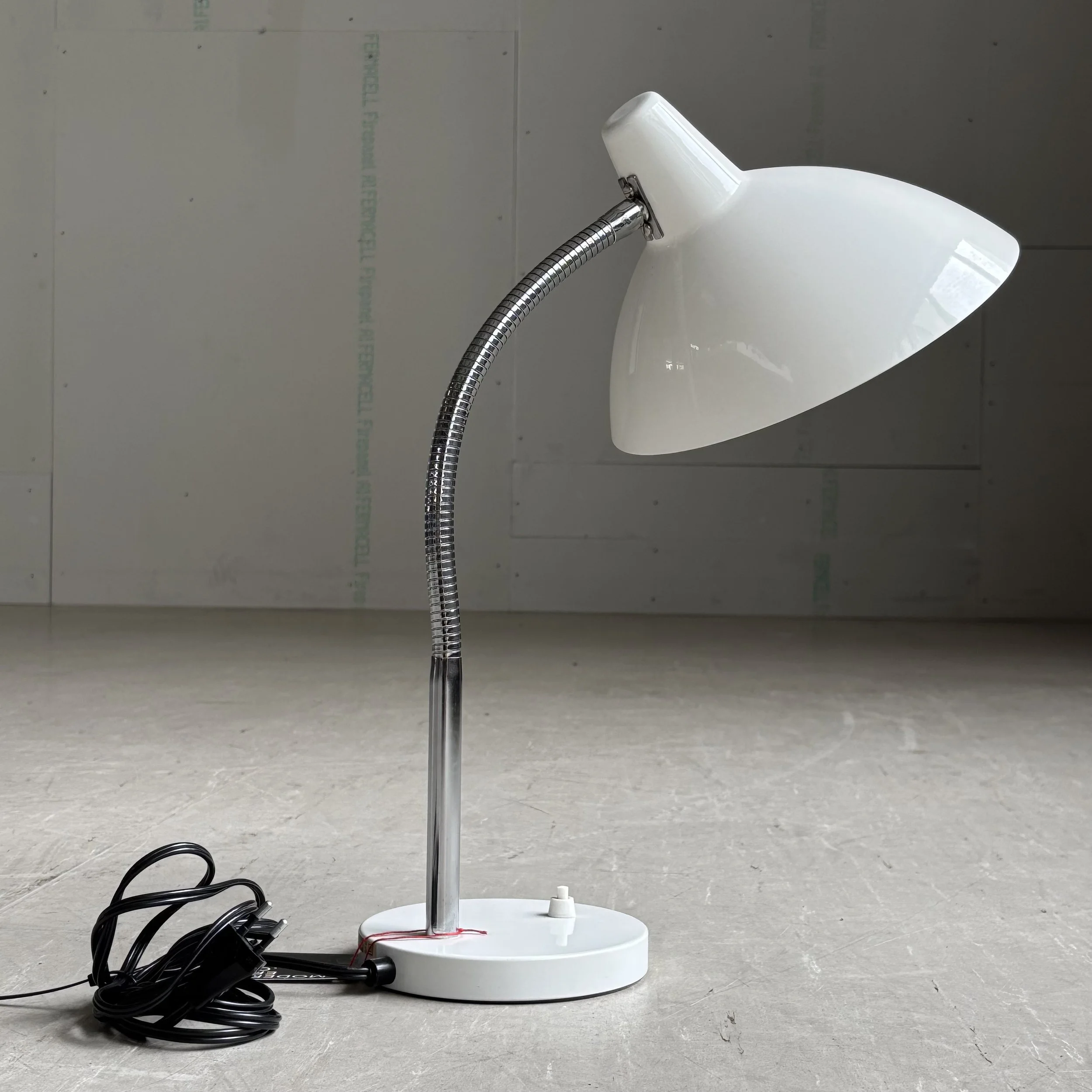 ModernEra_Regent_Tischlampe_weiss_8002.jpg