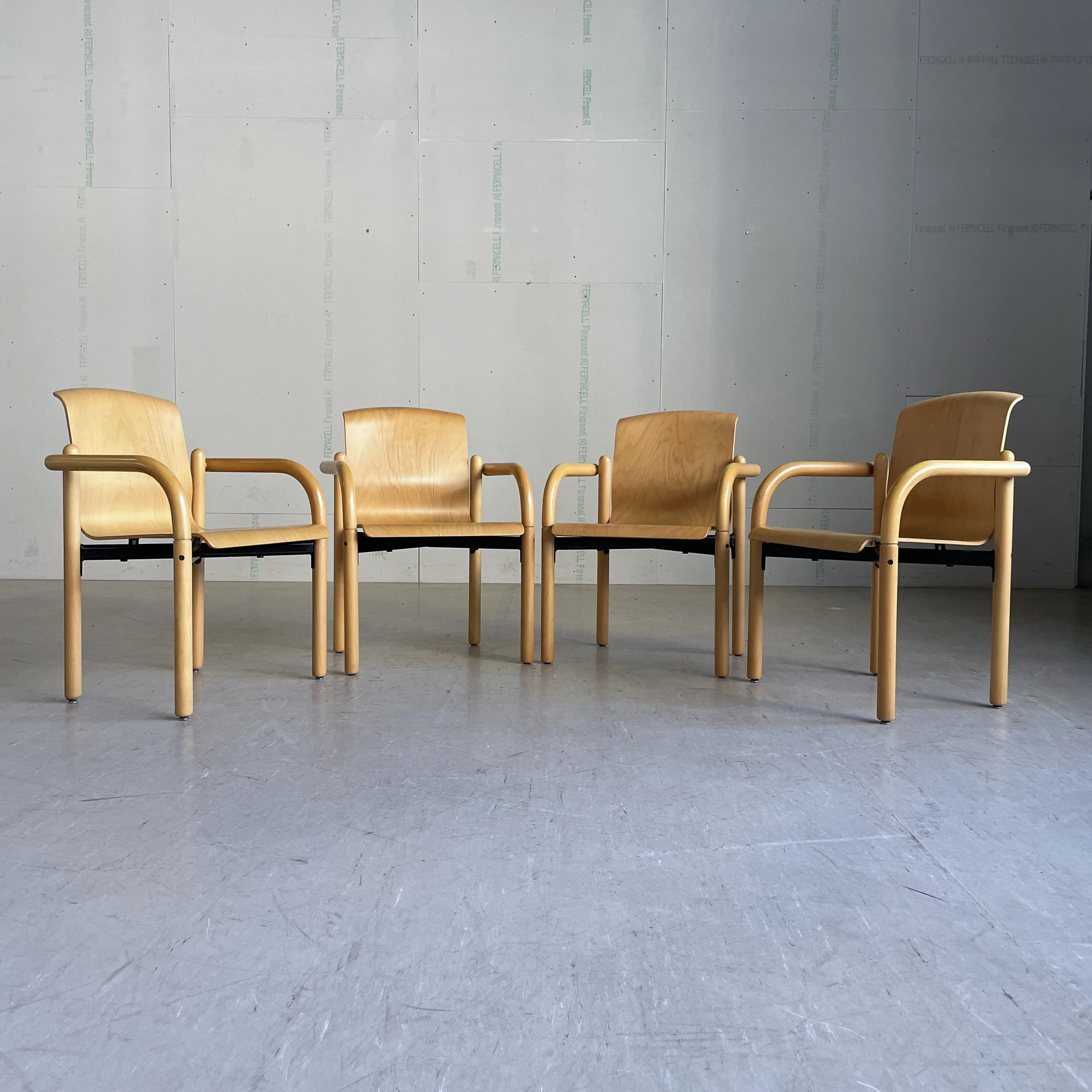 ModernEra_Thonet_Stapelbar6614.jpg