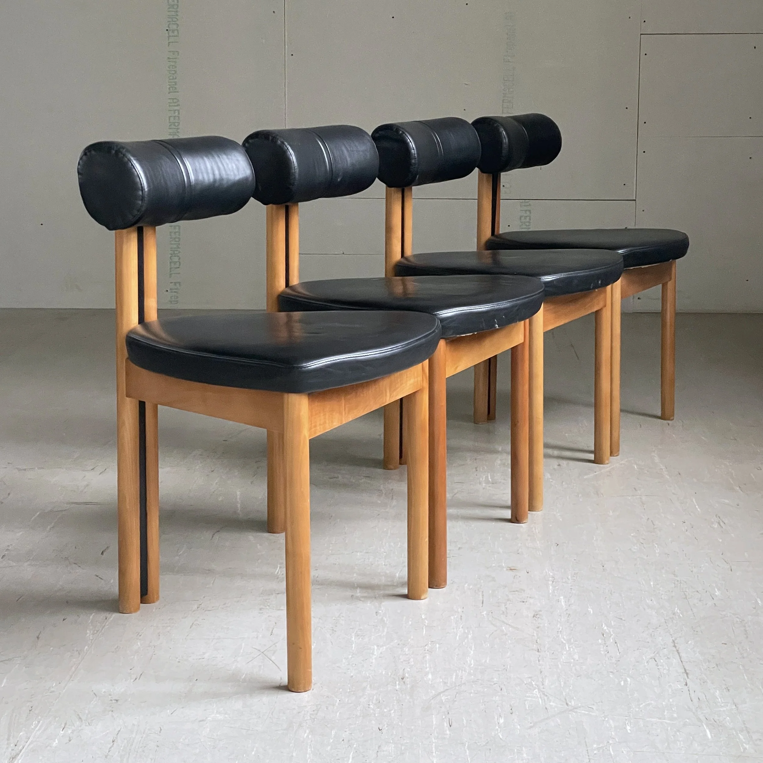 ModernEra_Essstühle_dreibeinig_6701 2.JPG